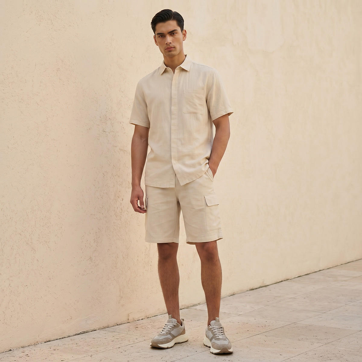 قميص بقصّة عادية وياقة عادية وأكمام قصيرة للرجال-men-clothing-shirts-image-3