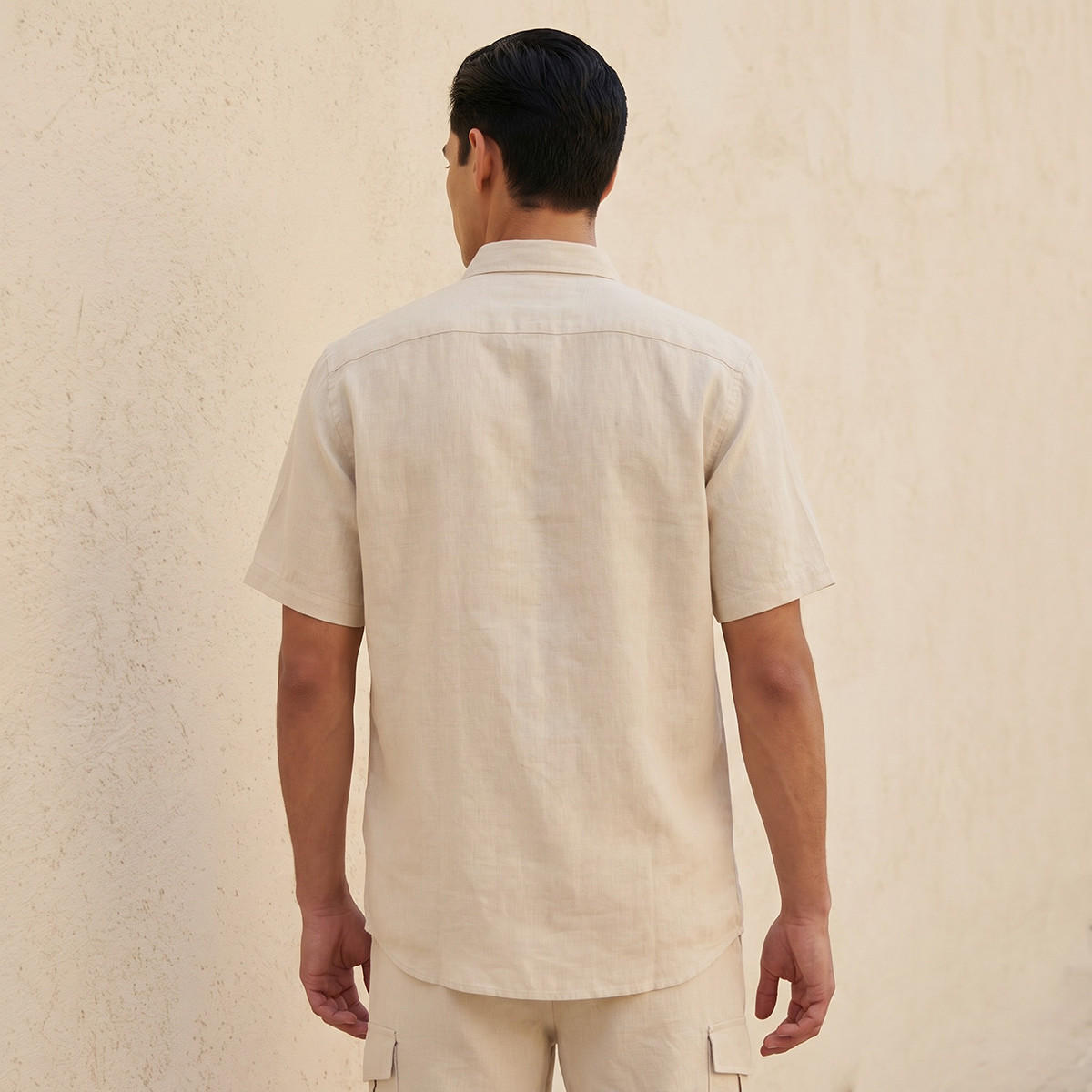 قميص بقصّة عادية وياقة عادية وأكمام قصيرة للرجال-men-clothing-shirts-image-4