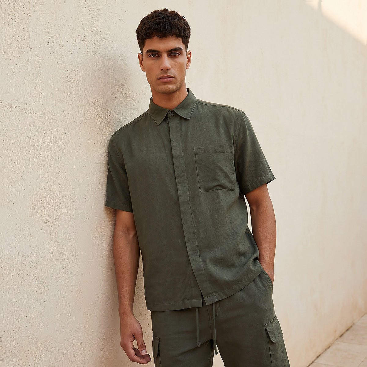 قميص من مزيج الكتان بقصّة عادية وياقة عادية للرجال-men-clothing-shirts-image-1