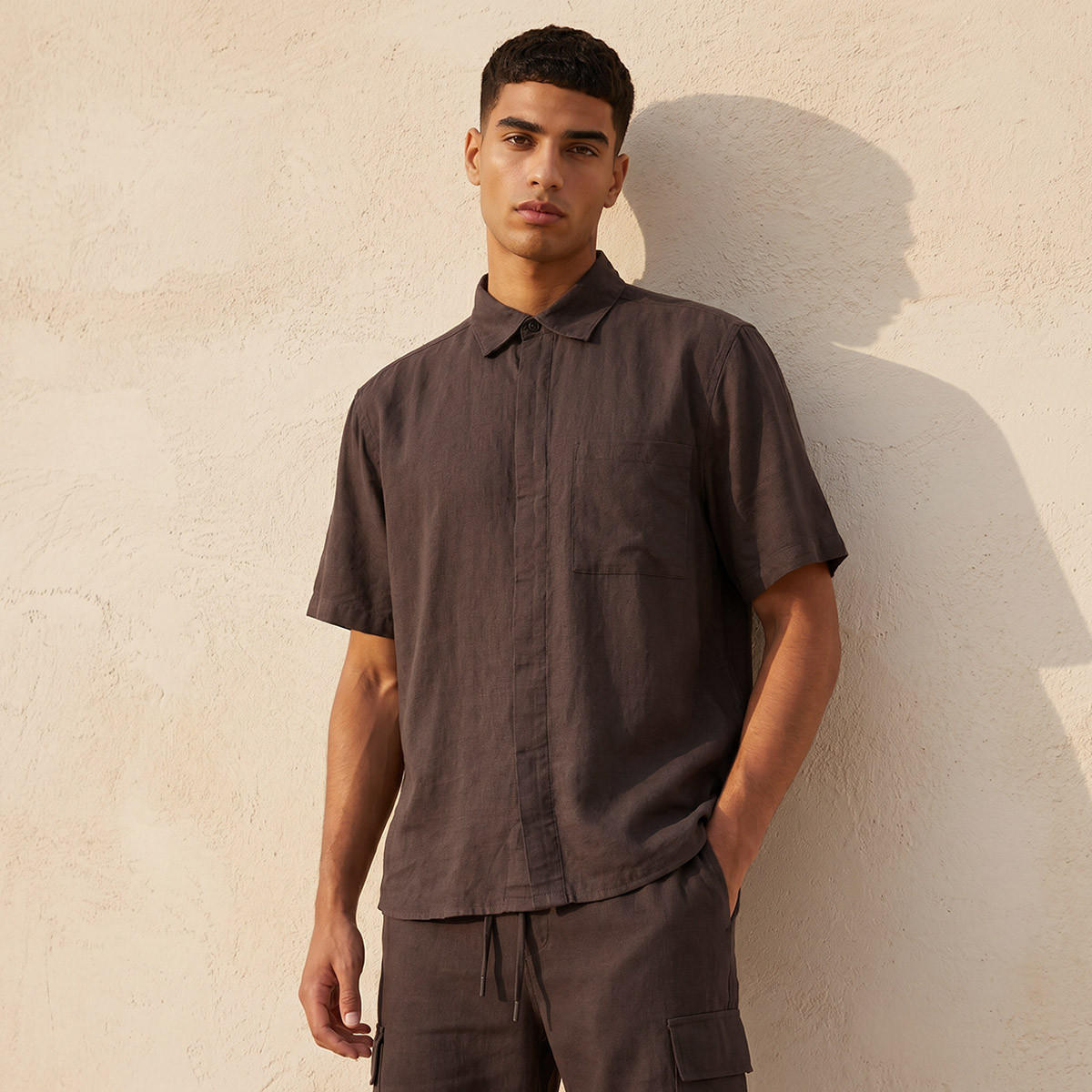 قميص من مزيج الكتان بقصّة عادية وياقة عادية للرجال-men-clothing-shirts-image-1