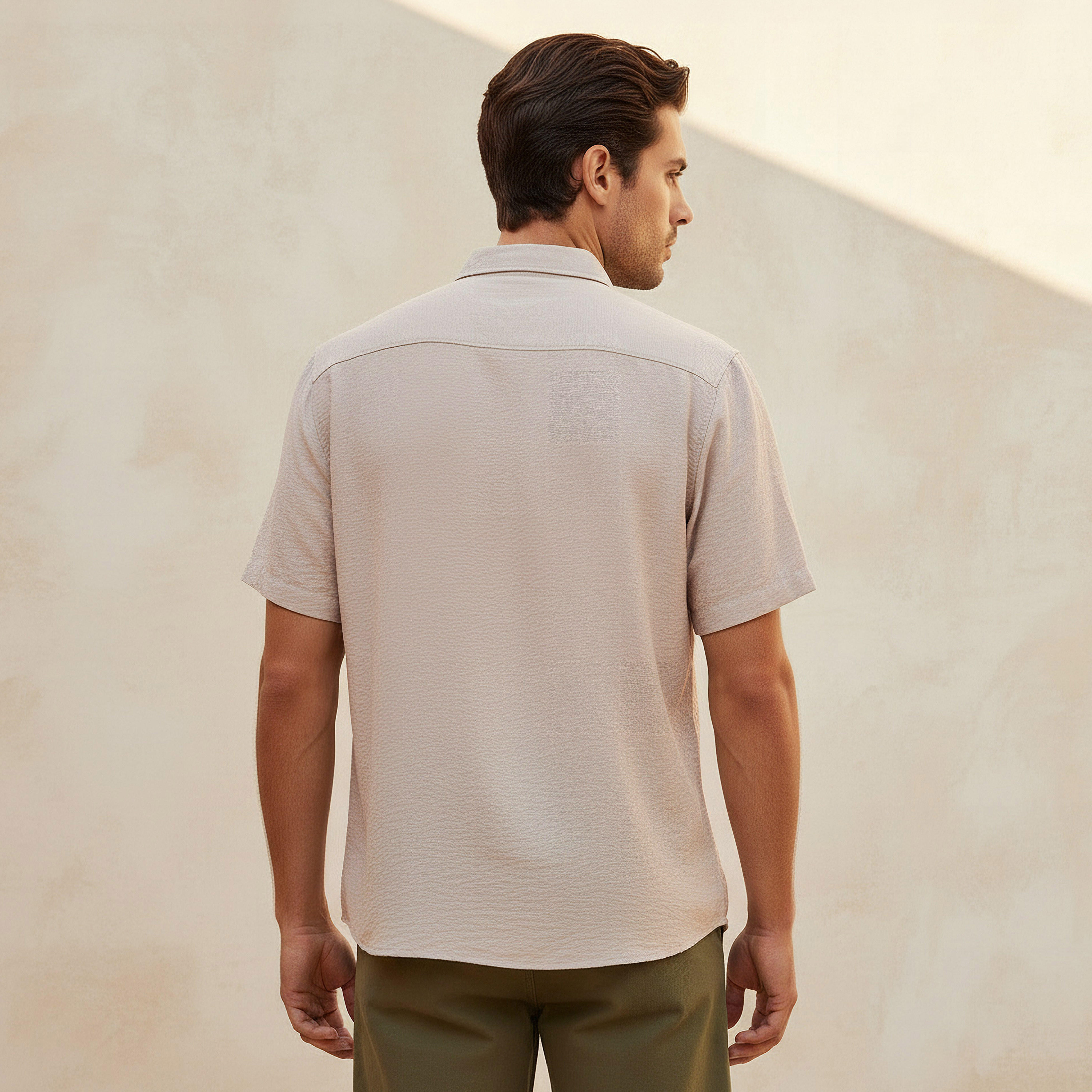 قميص بقصة عادية وياقة وملمس مجعد بارز وأكمام قصيرة للرجال-men-clothing-shirts-image-4