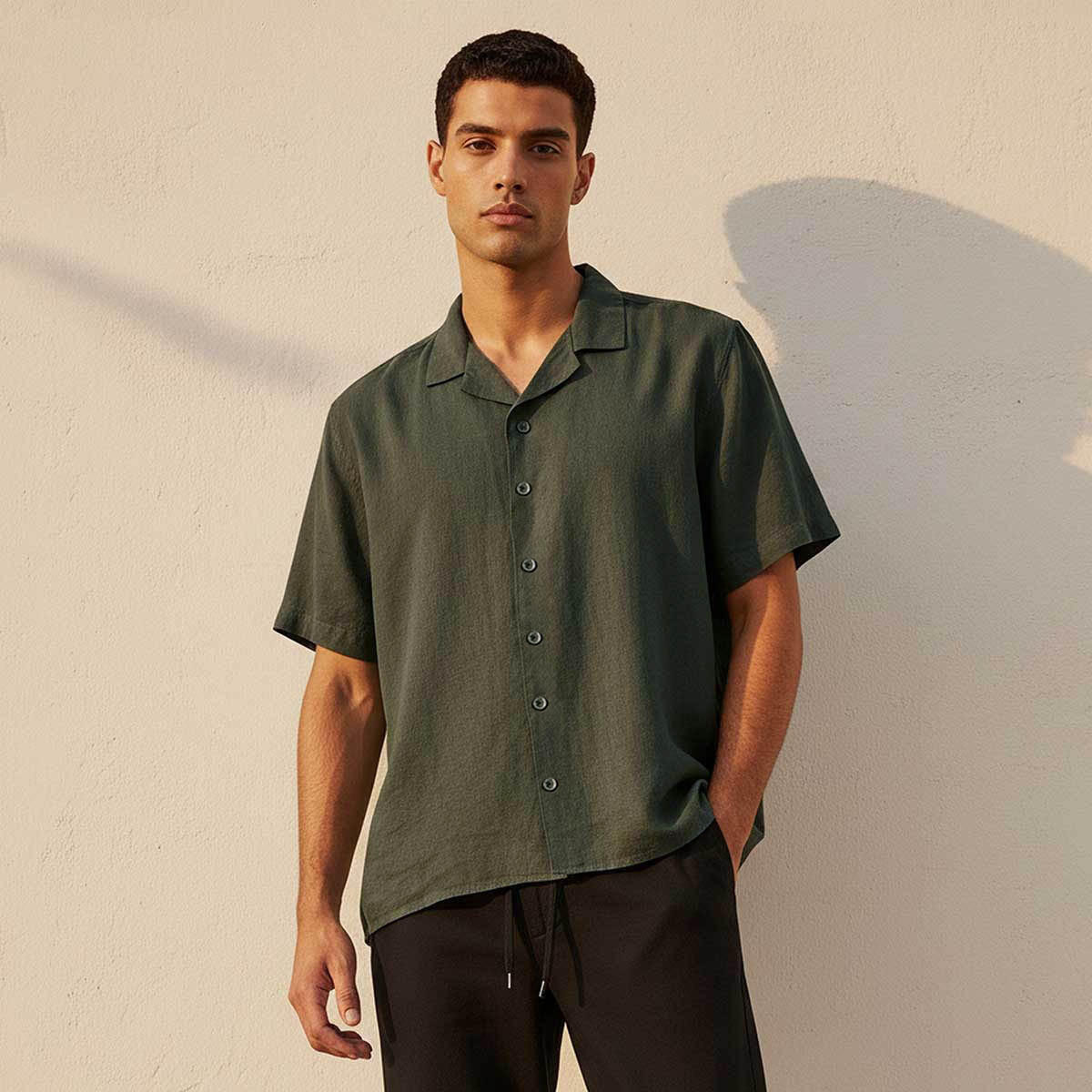 قميص مزيج الكتان بقصة عادية وياقة كامب من سبلاش بيسك-men-clothing-shirts-image-1