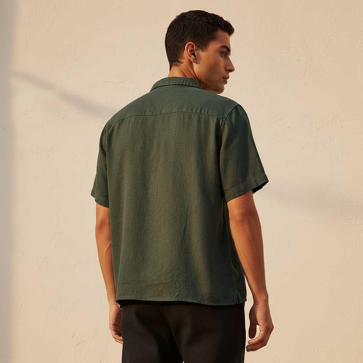 قميص مزيج الكتان بقصة عادية وياقة كامب من سبلاش بيسك-men-clothing-shirts-image-4