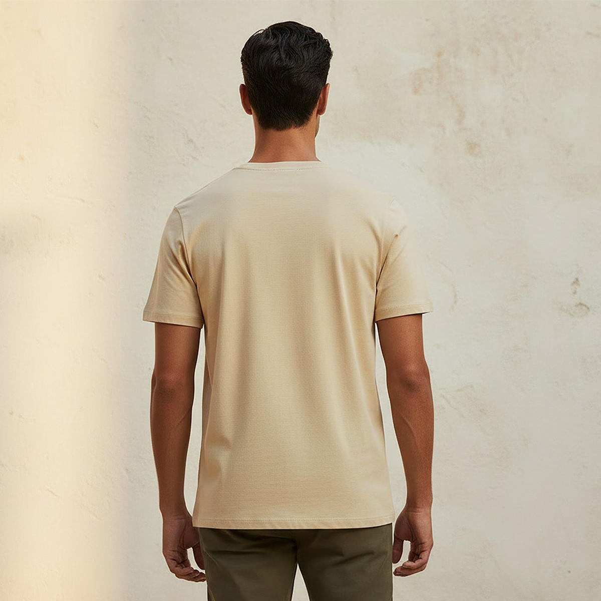 تيشيرت بقصّة عادية وياقة ضيقة وأكمام قصيرة للرجال-men-clothing-tshirtsandpolos-tshirts-image-4