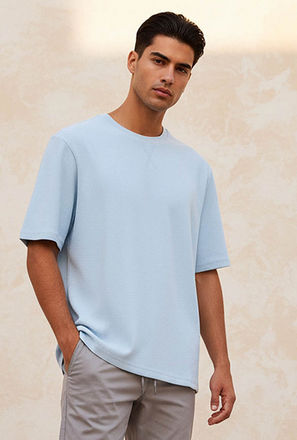 تيشيرت بارز الملمس بقصّة سليم وياقة ضيقة وأكمام قصيرة للرجال-men-clothing-tshirtsandpolos-tshirts-image-1