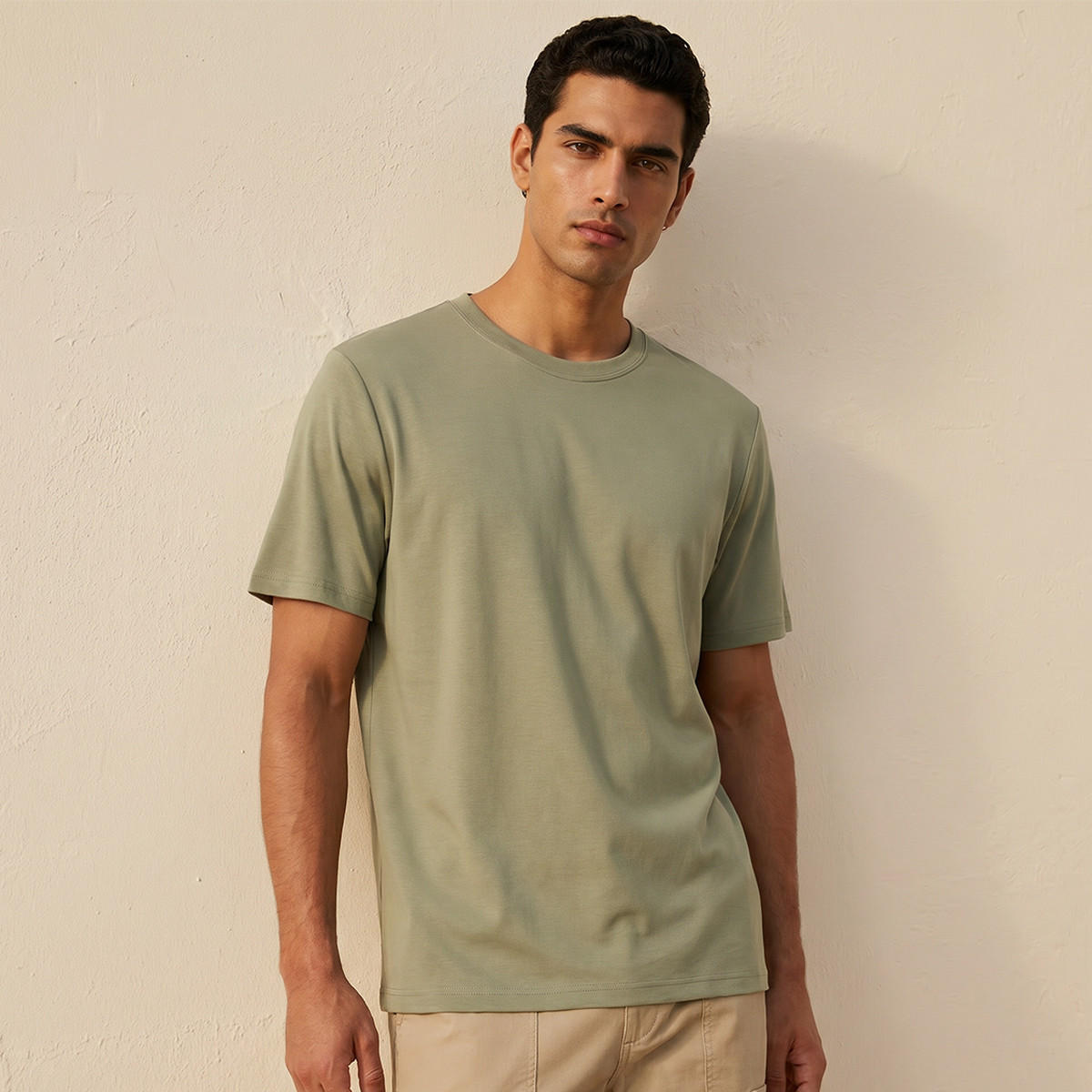 تيشيرت بقصّة مريحة وياقة ضيقة وأكمام قصيرة للرجال-men-clothing-tshirtsandpolos-tshirts-image-1
