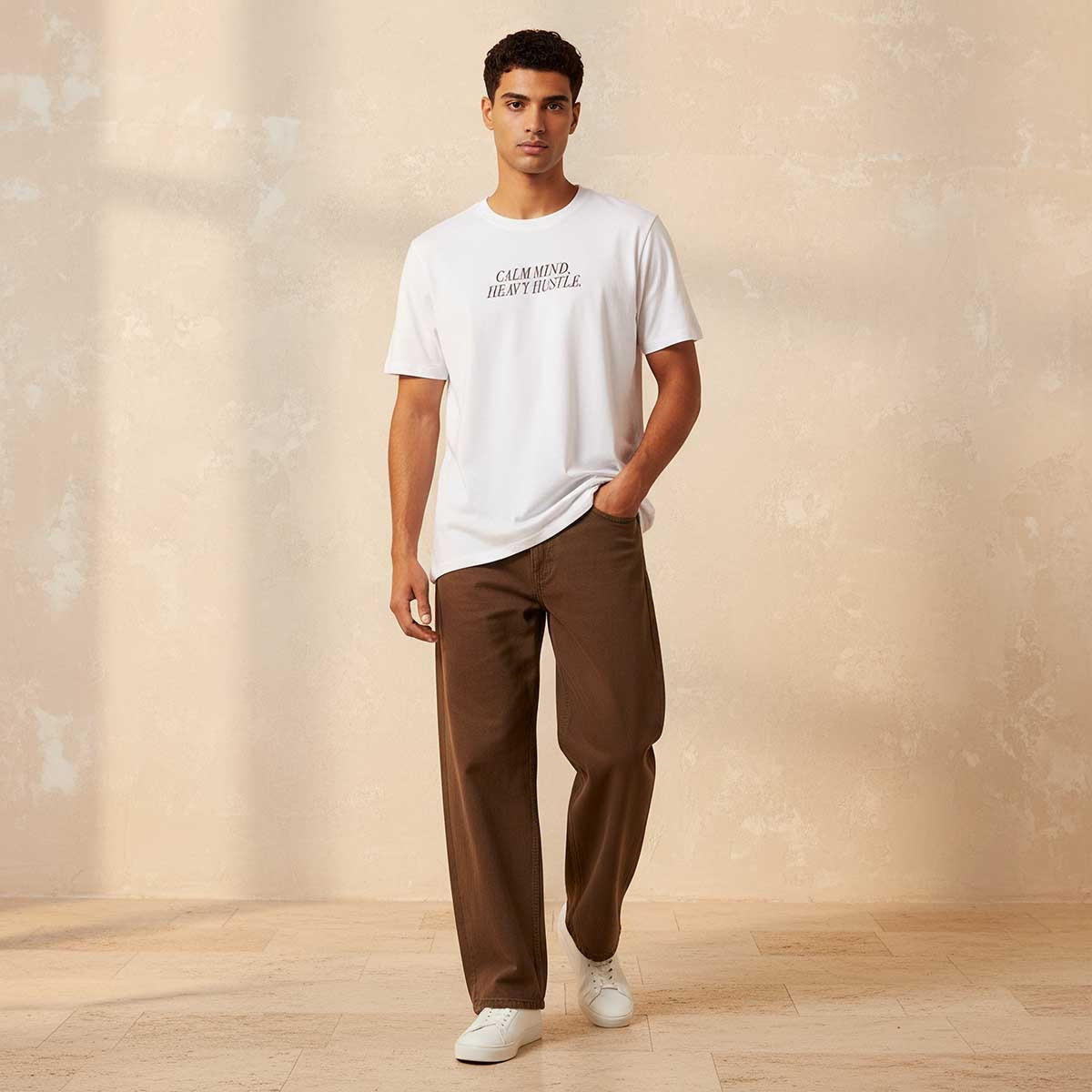 تيشيرت بقصة سليم وطبعات شعار وأكمام قصيرة وياقة ضيقة من سبلاش بيسك-men-clothing-tshirtsandpolos-tshirts-image-3