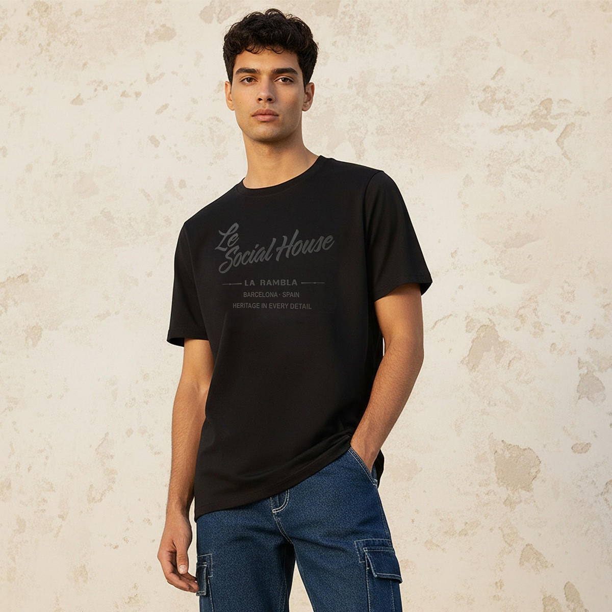 تيشيرت بطبعات تايبوجرافيك وأكمام قصيرة وقصة سليم وياقة ضيقة من سبلاش بيزك-men-clothing-tshirtsandpolos-tshirts-image-1