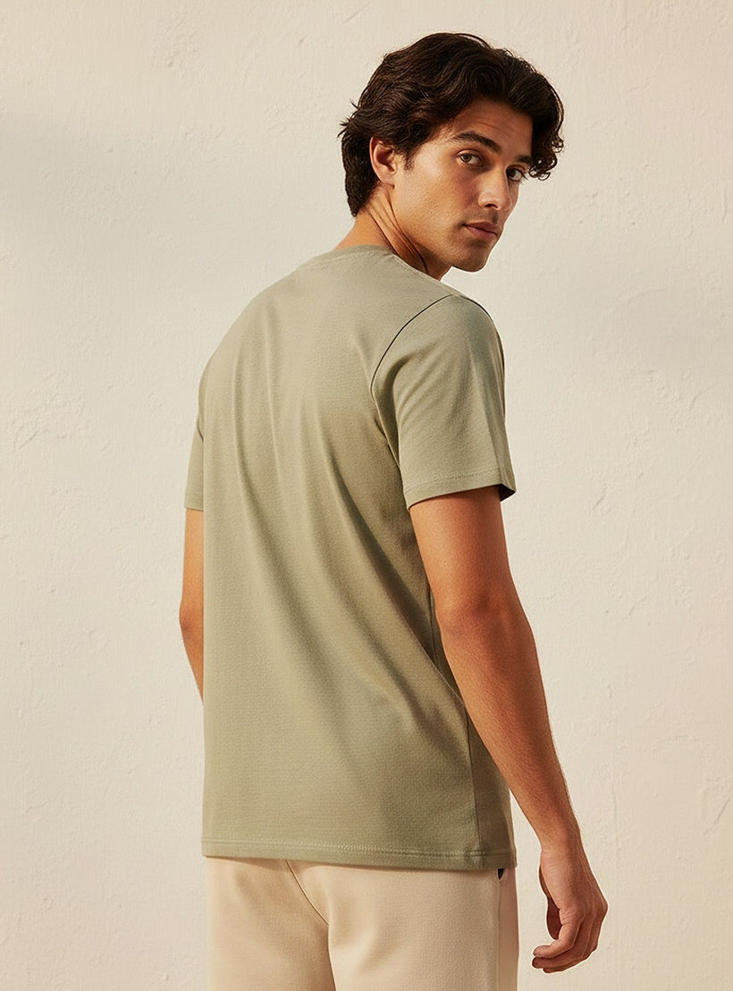 تيشيرت بقصة سليم وياقة ضيقة وأكمام قصيرة وطبعات من أساسيات سبلاش-men-clothing-tshirtsandpolos-tshirts-image-4
