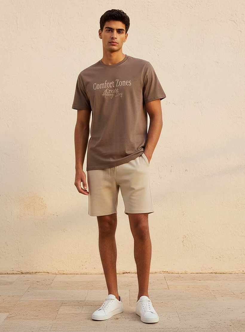 تيشيرت بقصة سليم وياقة ضيقة وأكمام قصيرة وطبعات من أساسيات سبلاش-men-clothing-tshirtsandpolos-tshirts-image-3