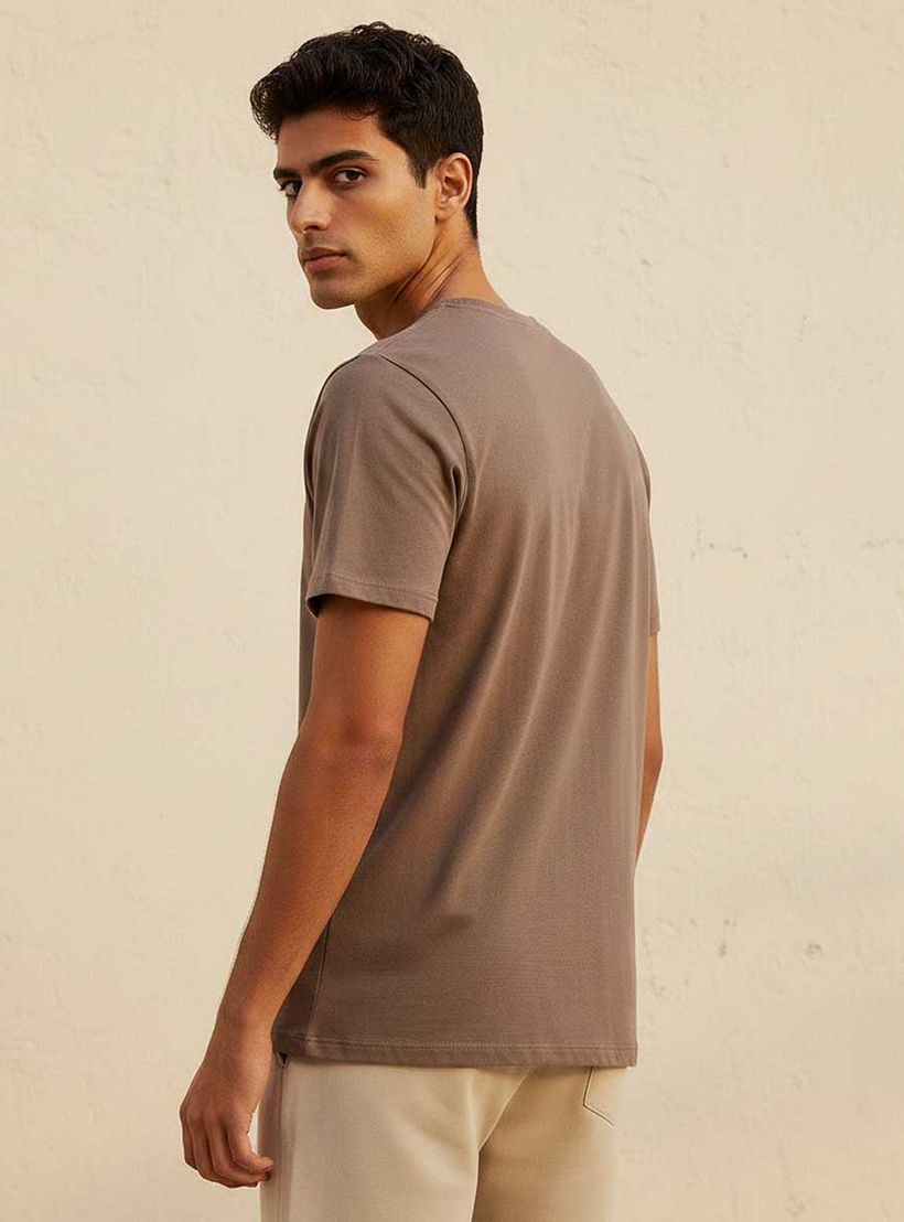 تيشيرت بقصة سليم وياقة ضيقة وأكمام قصيرة وطبعات من أساسيات سبلاش-men-clothing-tshirtsandpolos-tshirts-image-4