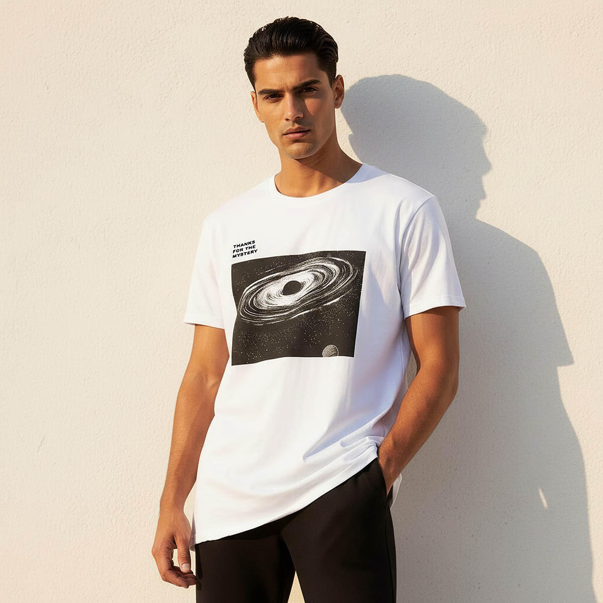 تيشيرت رجالي بقصة سليم وطبعات جرافيك وياقة ضيقة وأكمام قصيرة-men-clothing-tshirtsandpolos-tshirts-image-1
