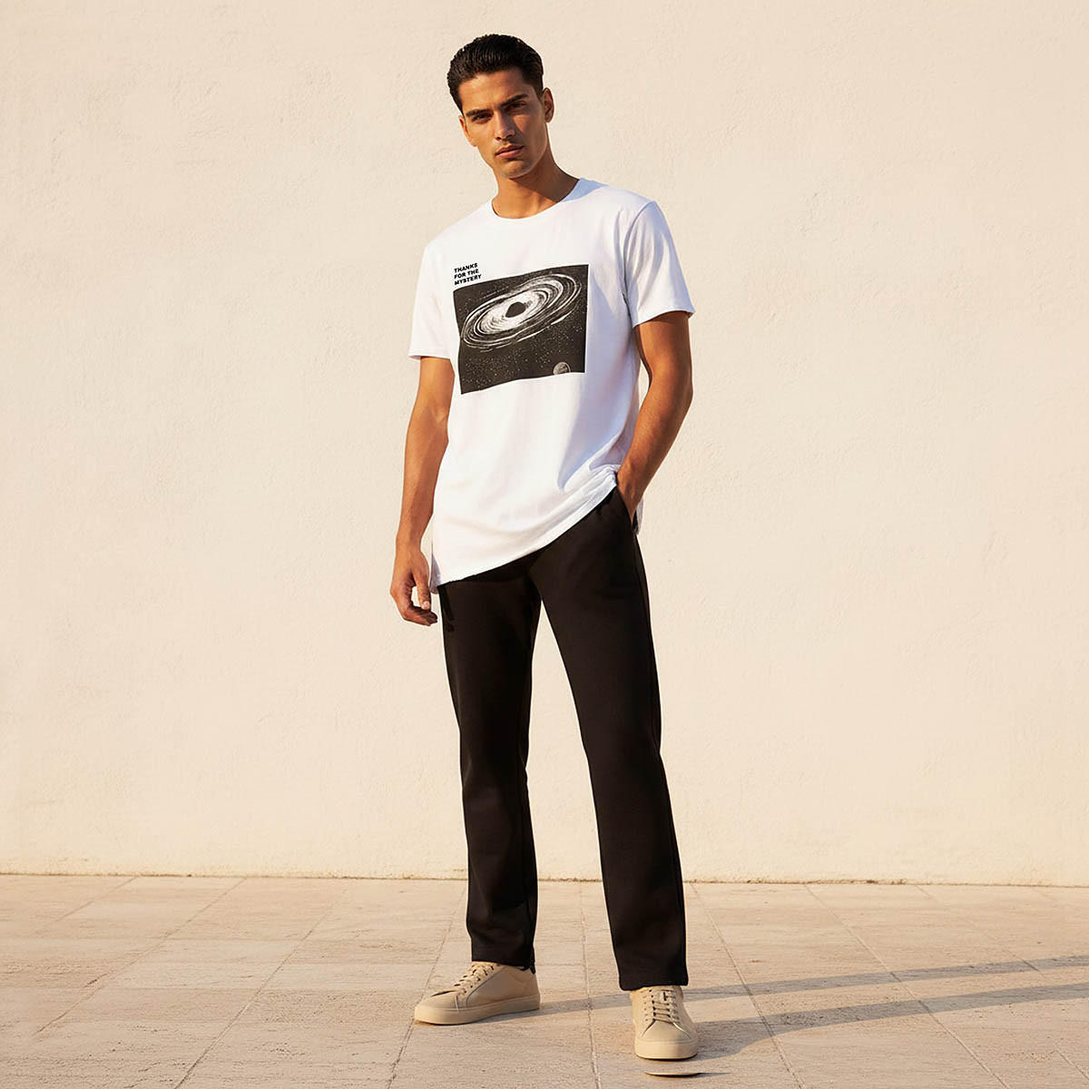 تيشيرت رجالي بقصة سليم وطبعات جرافيك وياقة ضيقة وأكمام قصيرة-men-clothing-tshirtsandpolos-tshirts-image-3