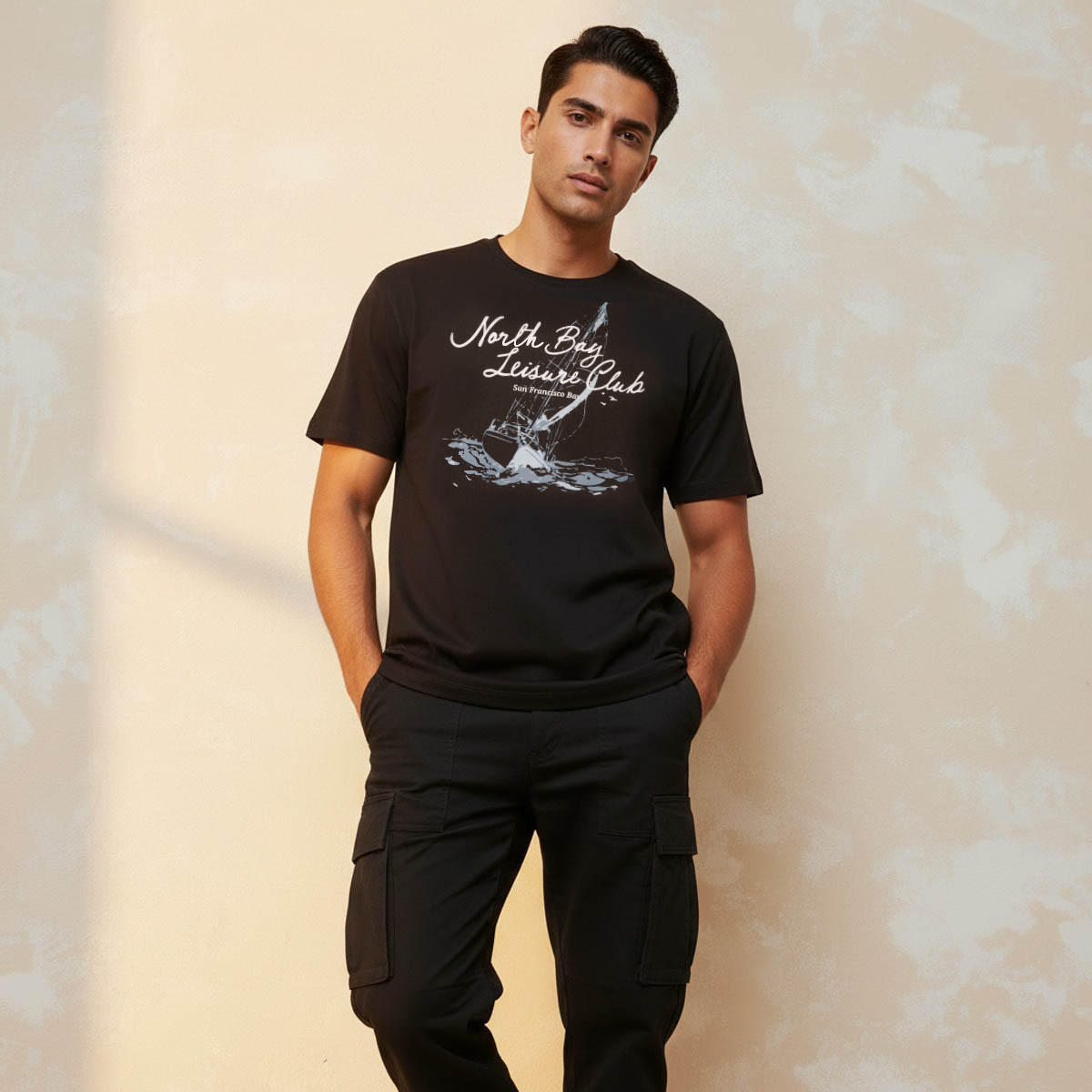 تيشيرت بقصّة سليم وياقة ضيقة وأكمام قصيرة وطبعات للرجال-men-clothing-tshirtsandpolos-tshirts-image-1