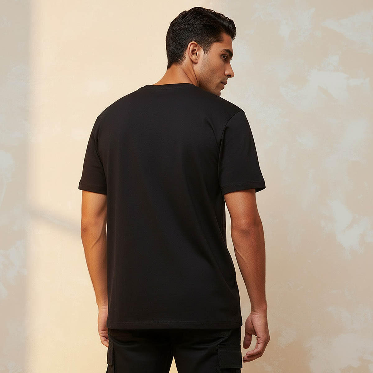تيشيرت بقصّة سليم وياقة ضيقة وأكمام قصيرة وطبعات للرجال-men-clothing-tshirtsandpolos-tshirts-image-4