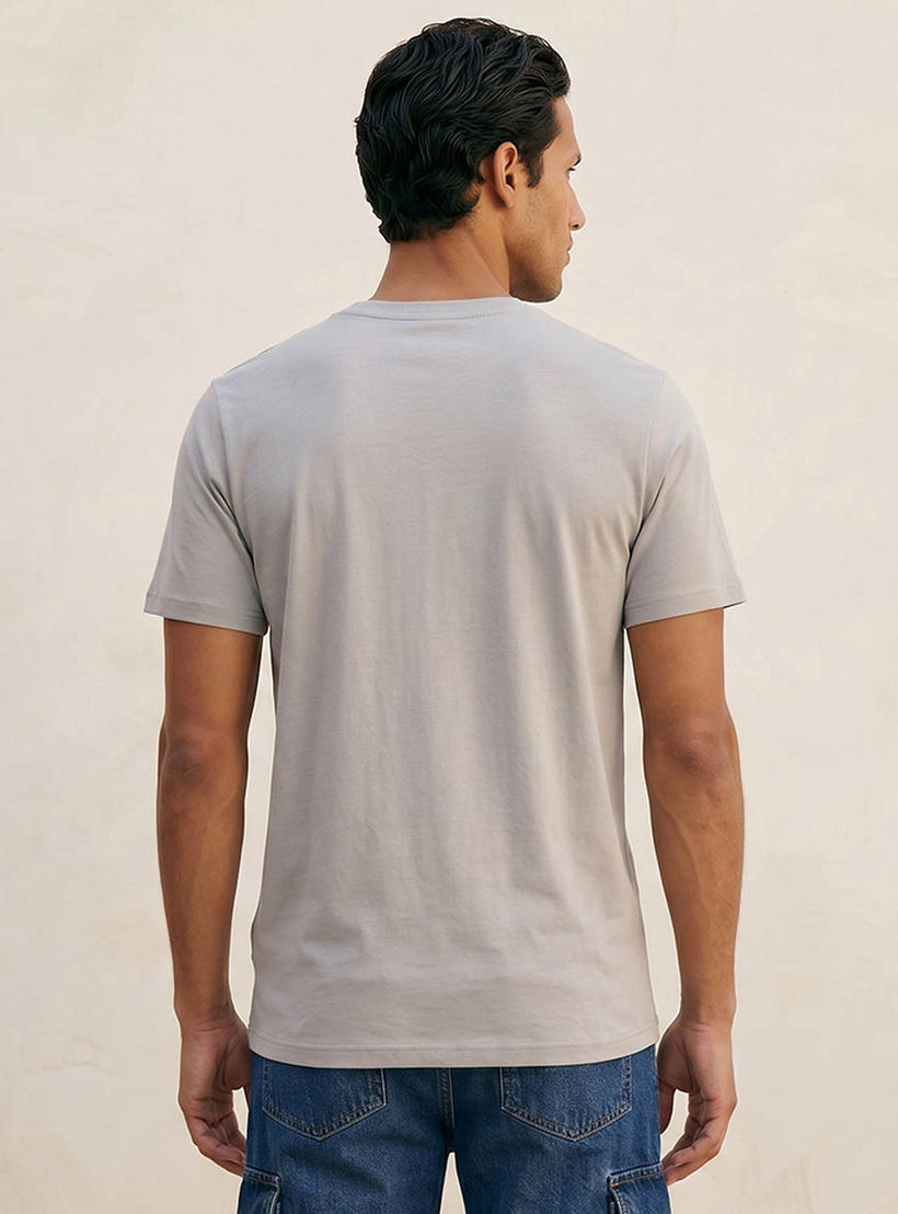 تيشيرت بقصة ضيقة وياقة ضيقة وطبعات من أساسيات سبلاش-men-clothing-tshirtsandpolos-tshirts-image-4