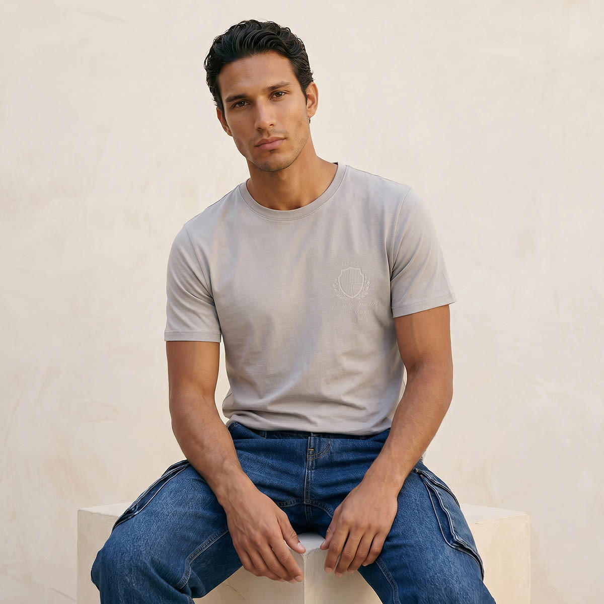 تيشيرت بقصة ضيقة وياقة ضيقة وطبعات من أساسيات سبلاش-men-clothing-tshirtsandpolos-tshirts-image-1