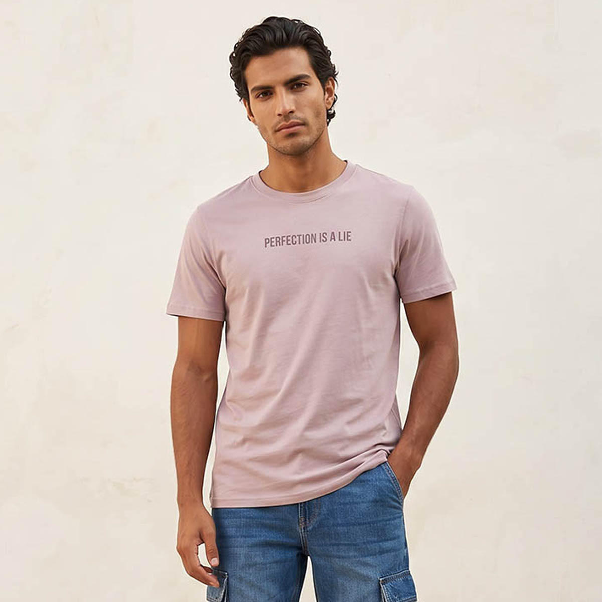تيشيرت بقصة ضيقة وياقة ضيقة وطبعات شعار من أساسيات سبلاش-men-clothing-tshirtsandpolos-tshirts-image-1