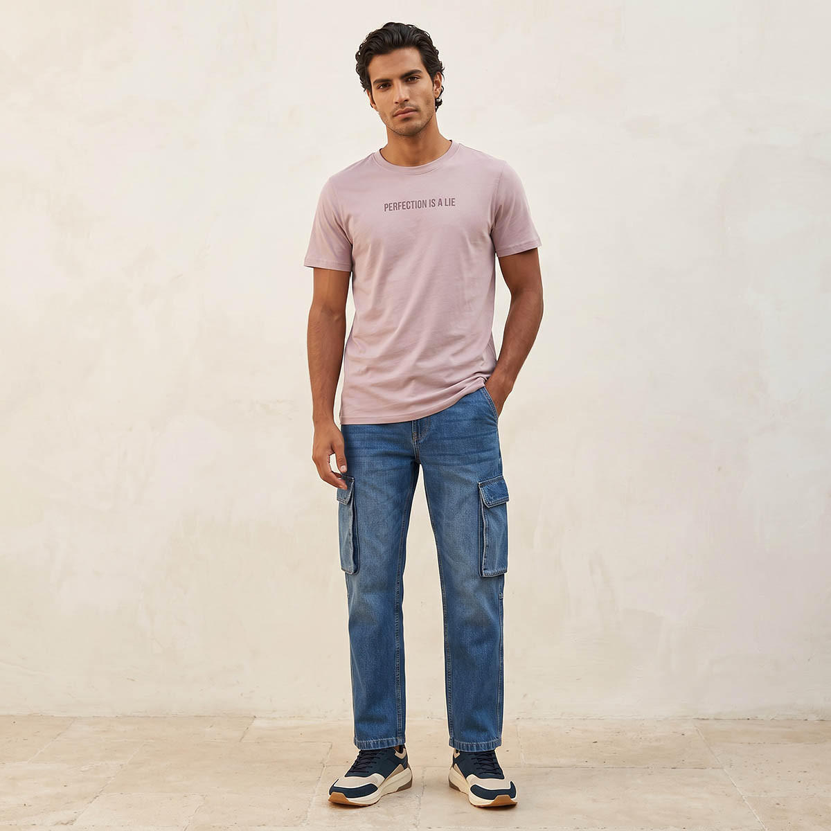 تيشيرت بقصة ضيقة وياقة ضيقة وطبعات شعار من أساسيات سبلاش-men-clothing-tshirtsandpolos-tshirts-image-3