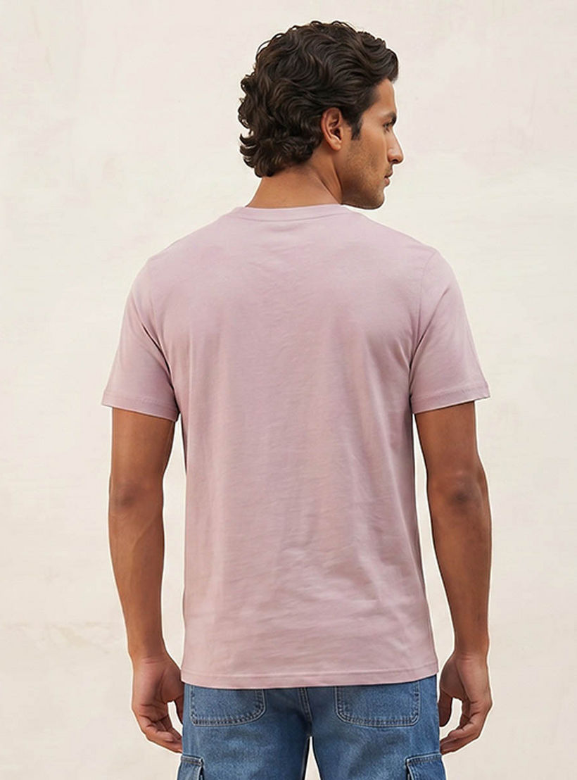 تيشيرت بقصة ضيقة وياقة ضيقة وطبعات شعار من أساسيات سبلاش-men-clothing-tshirtsandpolos-tshirts-image-4