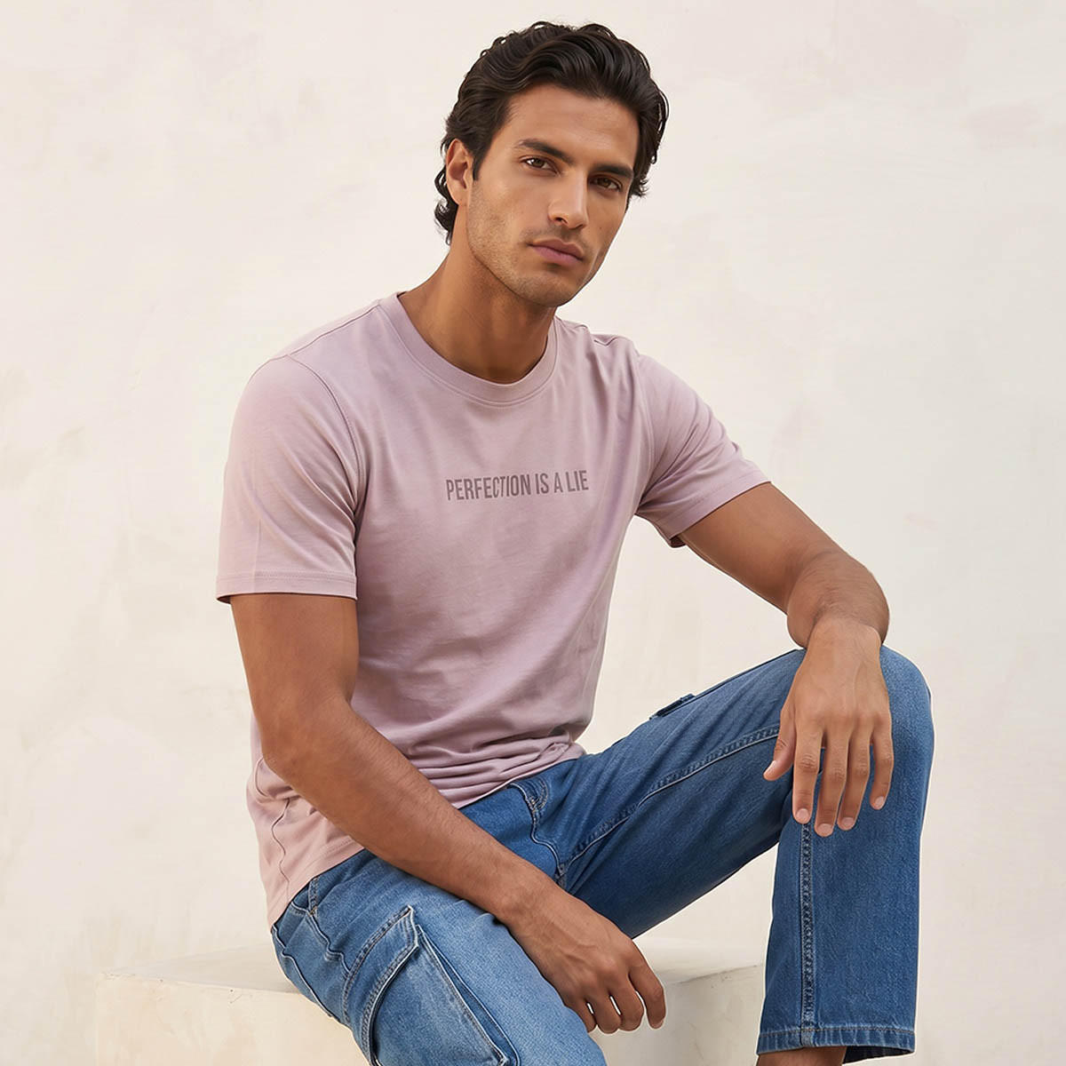 تيشيرت بقصة ضيقة وياقة ضيقة وطبعات شعار من أساسيات سبلاش-men-clothing-tshirtsandpolos-tshirts-image-6