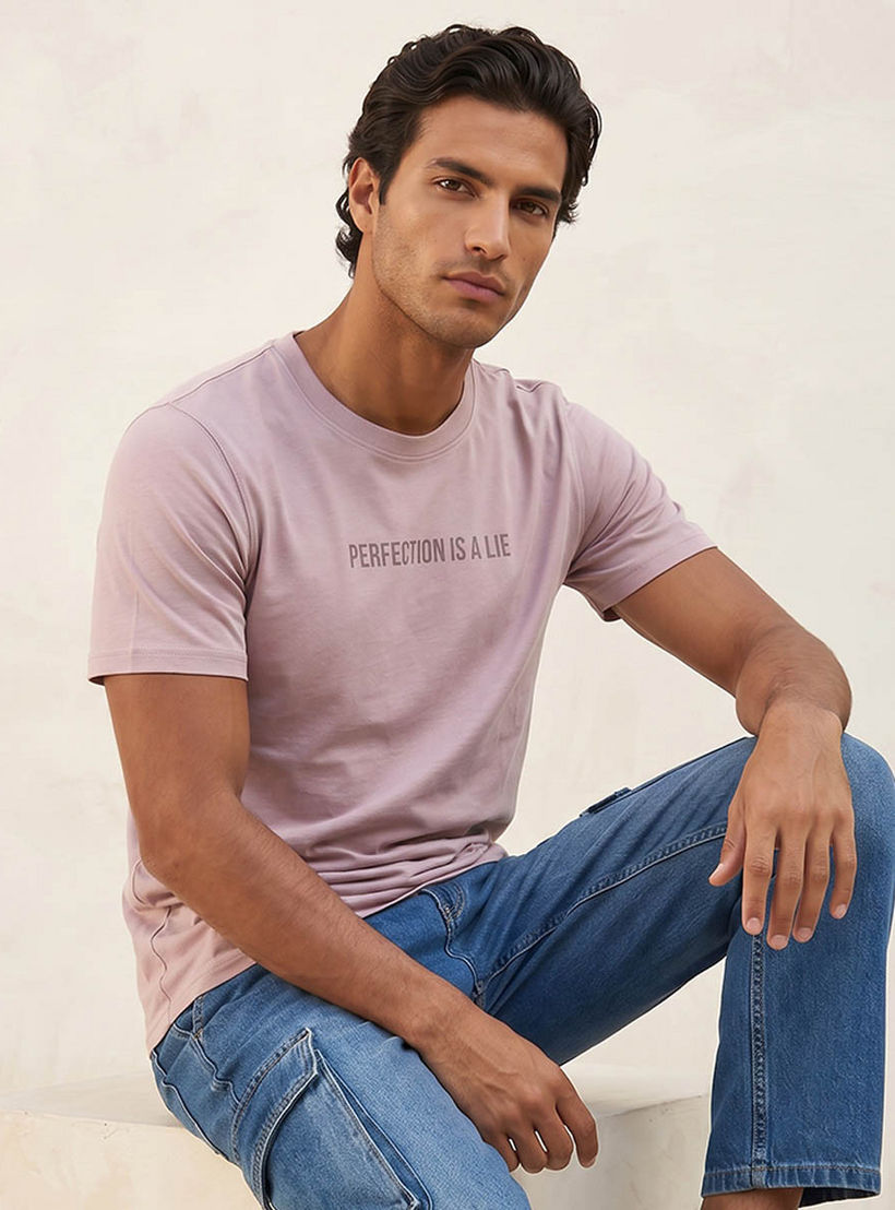تيشيرت بقصة ضيقة وياقة ضيقة وطبعات شعار من أساسيات سبلاش-men-clothing-tshirtsandpolos-tshirts-image-6
