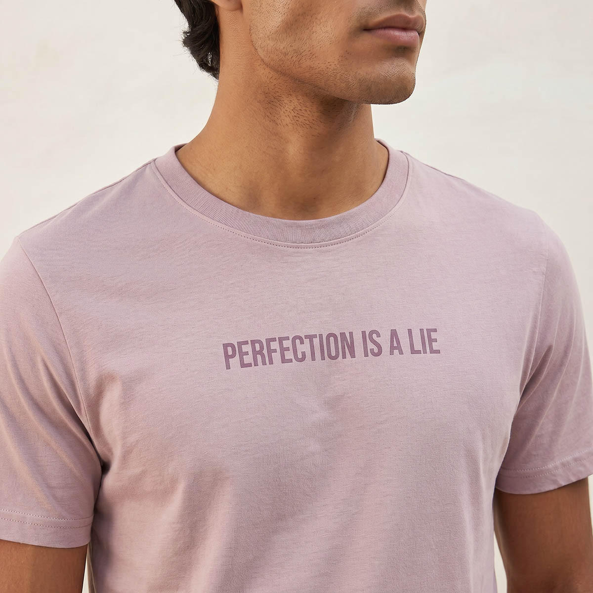 تيشيرت بقصة ضيقة وياقة ضيقة وطبعات شعار من أساسيات سبلاش-men-clothing-tshirtsandpolos-tshirts-image-7
