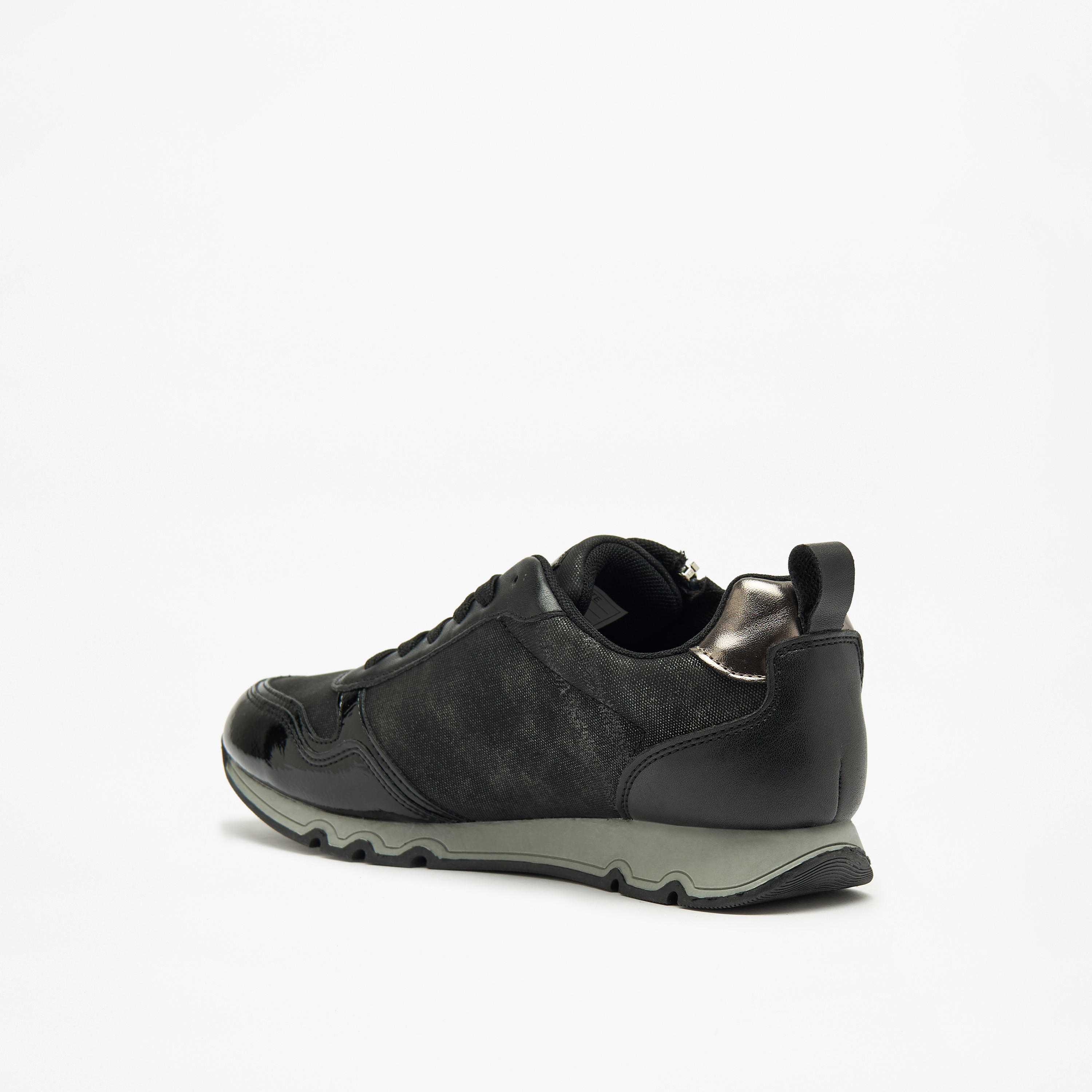 حذاء سنيكرز بكاحل منخفض ورباط إغلاق وألواح للنساء من سيليست-women-shoes-sneakers-image-2