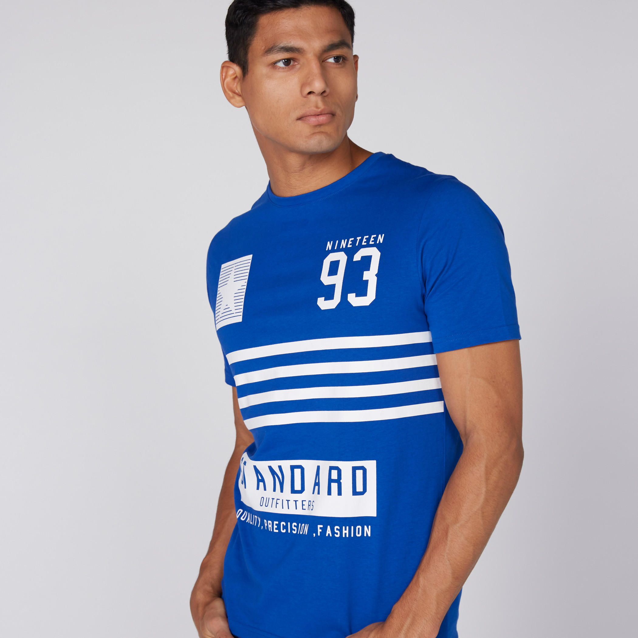 تيشيرت بياقة ضيّقة وأكمام قصيرة وطبعات-men-clothing-tshirtsandpolos-tshirts-image-1