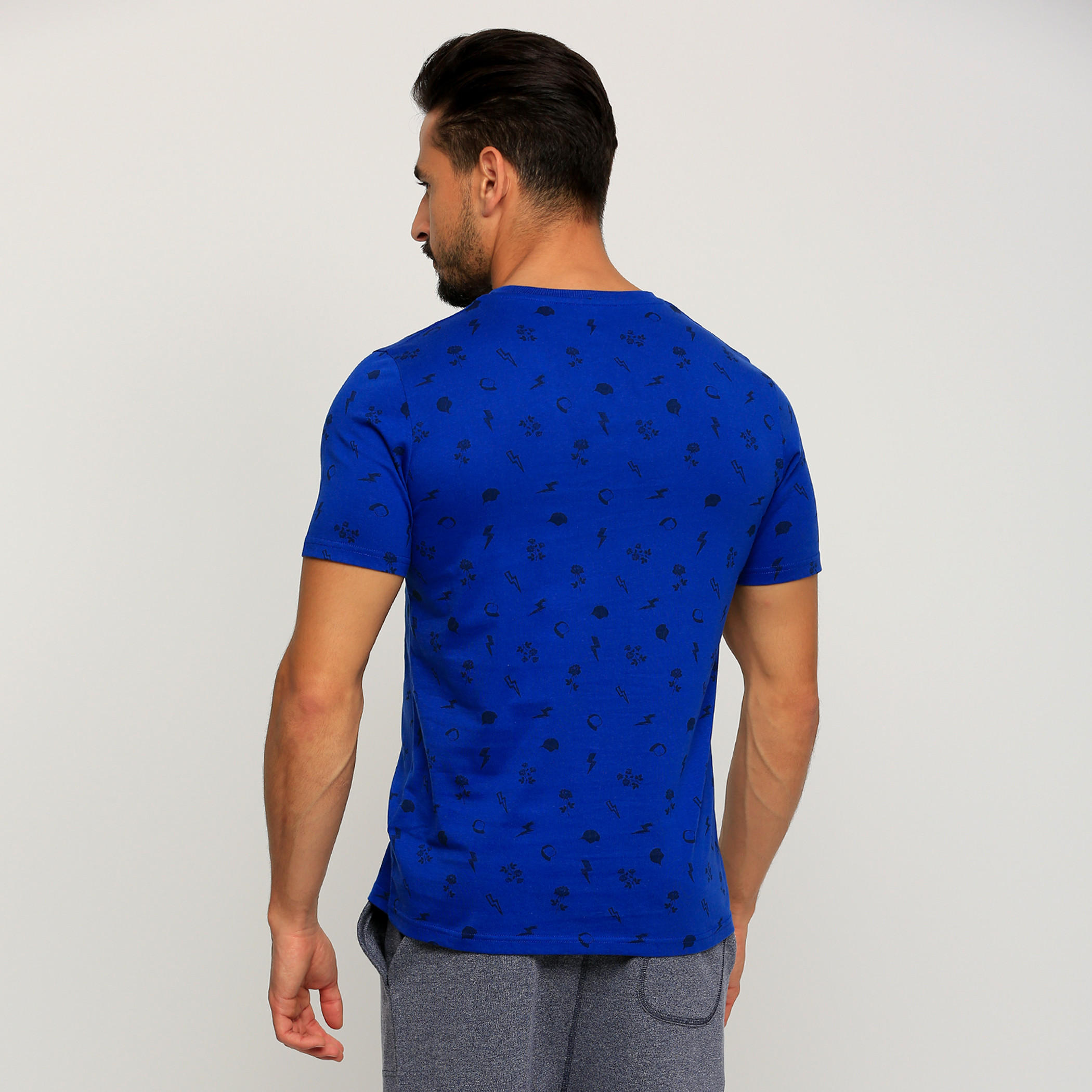 تيشيرت بأكمام قصيرة وياقة ضيّقة وطبعات-men-clothing-tshirtsandpolos-tshirts-image-4