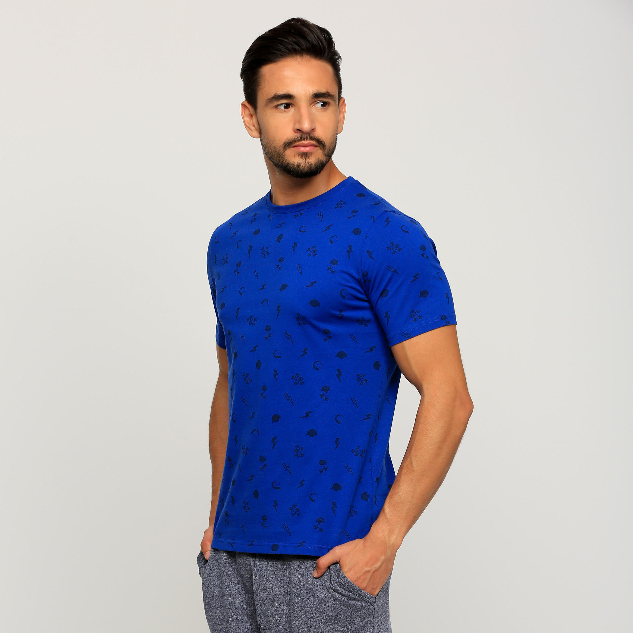 تيشيرت بأكمام قصيرة وياقة ضيّقة وطبعات-men-clothing-tshirtsandpolos-tshirts-image-3