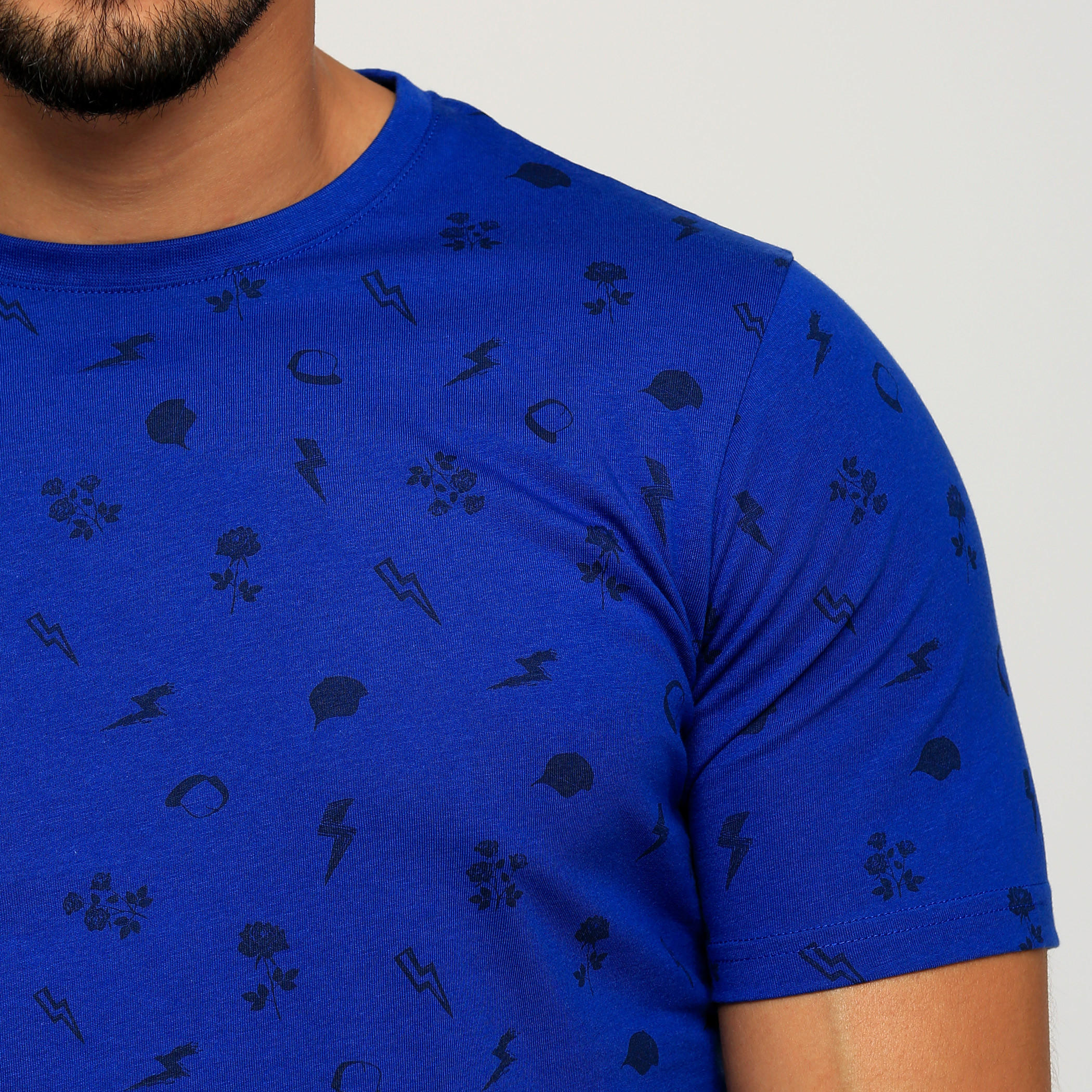تيشيرت بأكمام قصيرة وياقة ضيّقة وطبعات-men-clothing-tshirtsandpolos-tshirts-image-2
