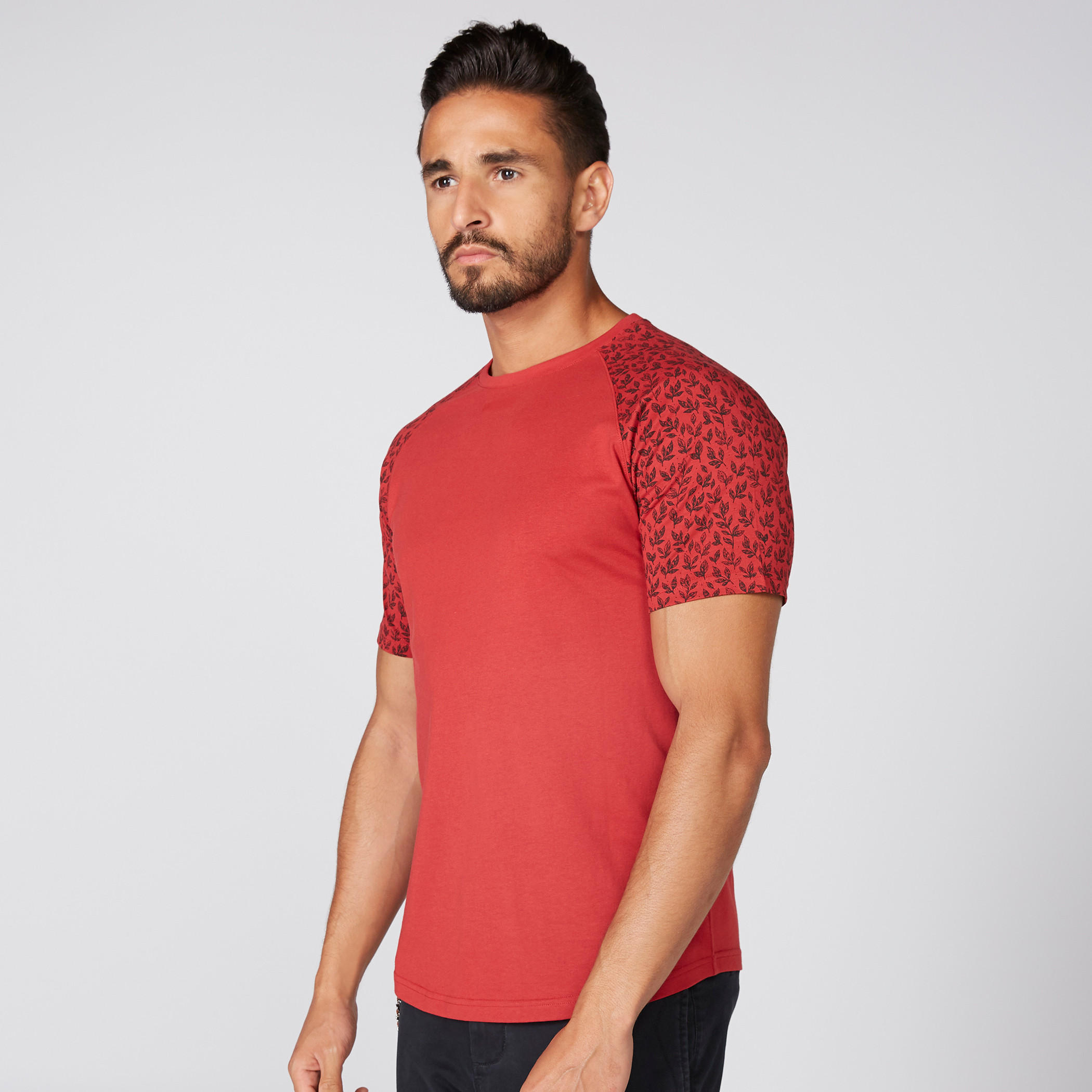 تيشيرت بياقة مستديرة وأكمام مغايرة وطبعات-men-clothing-tshirtsandpolos-tshirts-image-1