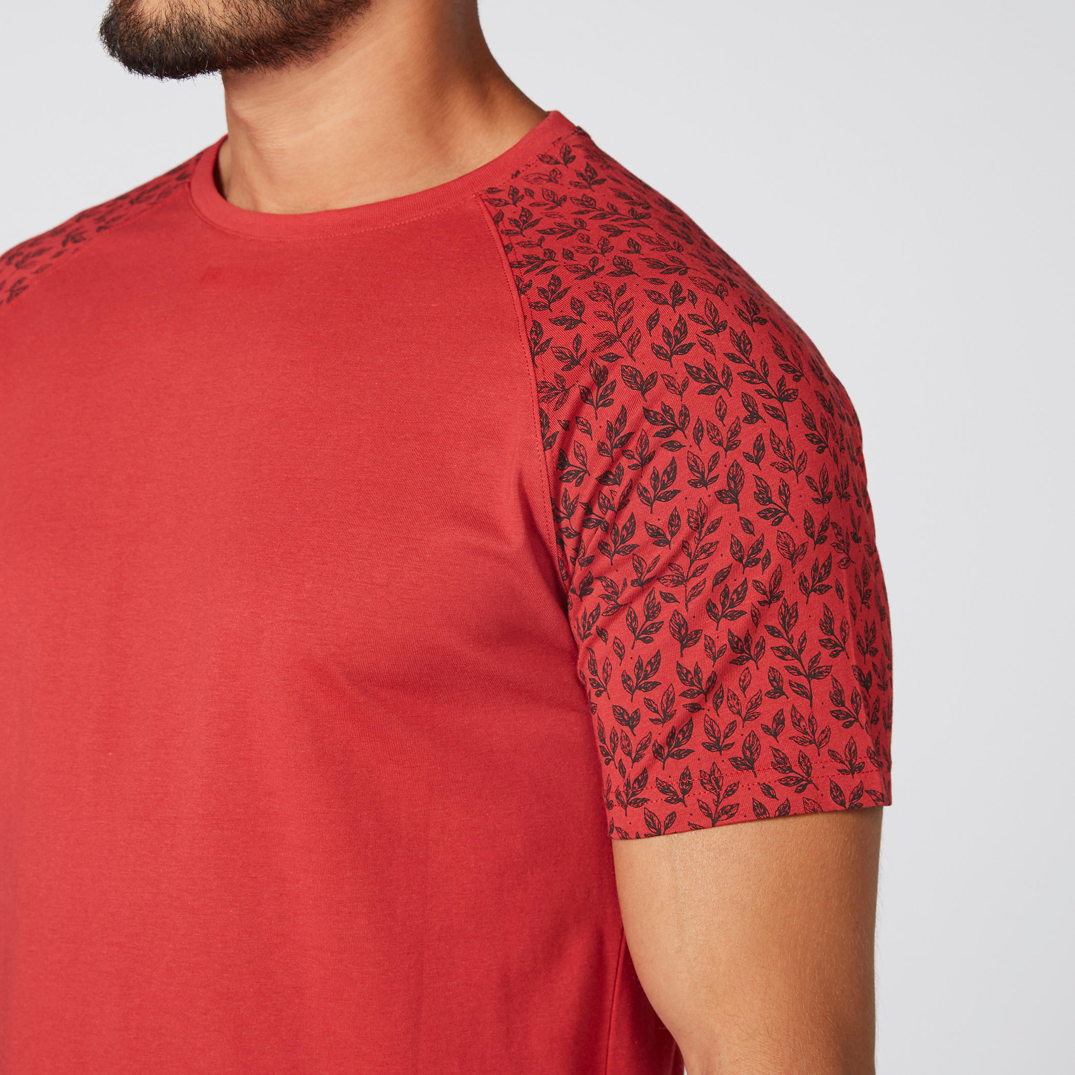 تيشيرت بياقة مستديرة وأكمام مغايرة وطبعات-men-clothing-tshirtsandpolos-tshirts-image-3