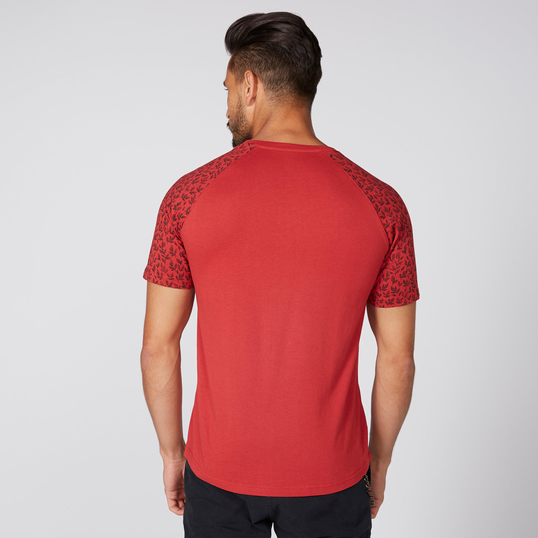 تيشيرت بياقة مستديرة وأكمام مغايرة وطبعات-men-clothing-tshirtsandpolos-tshirts-image-4