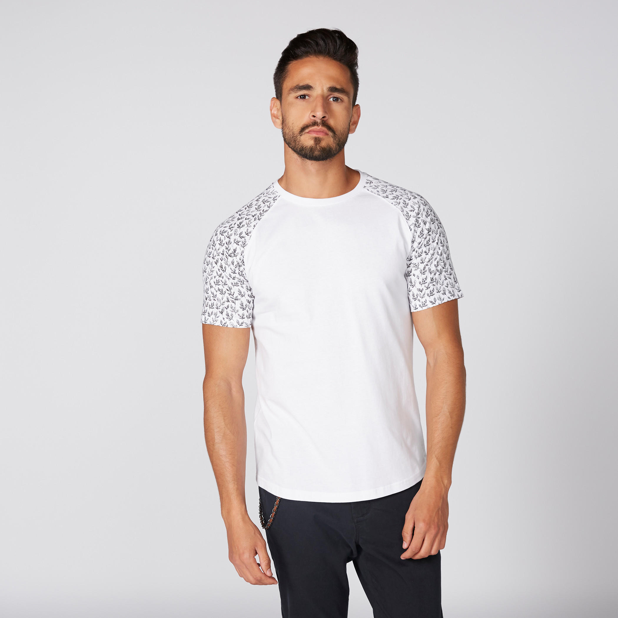 تيشيرت بياقة مستديرة وأكمام مغايرة وطبعات-men-clothing-tshirtsandpolos-tshirts-image-1