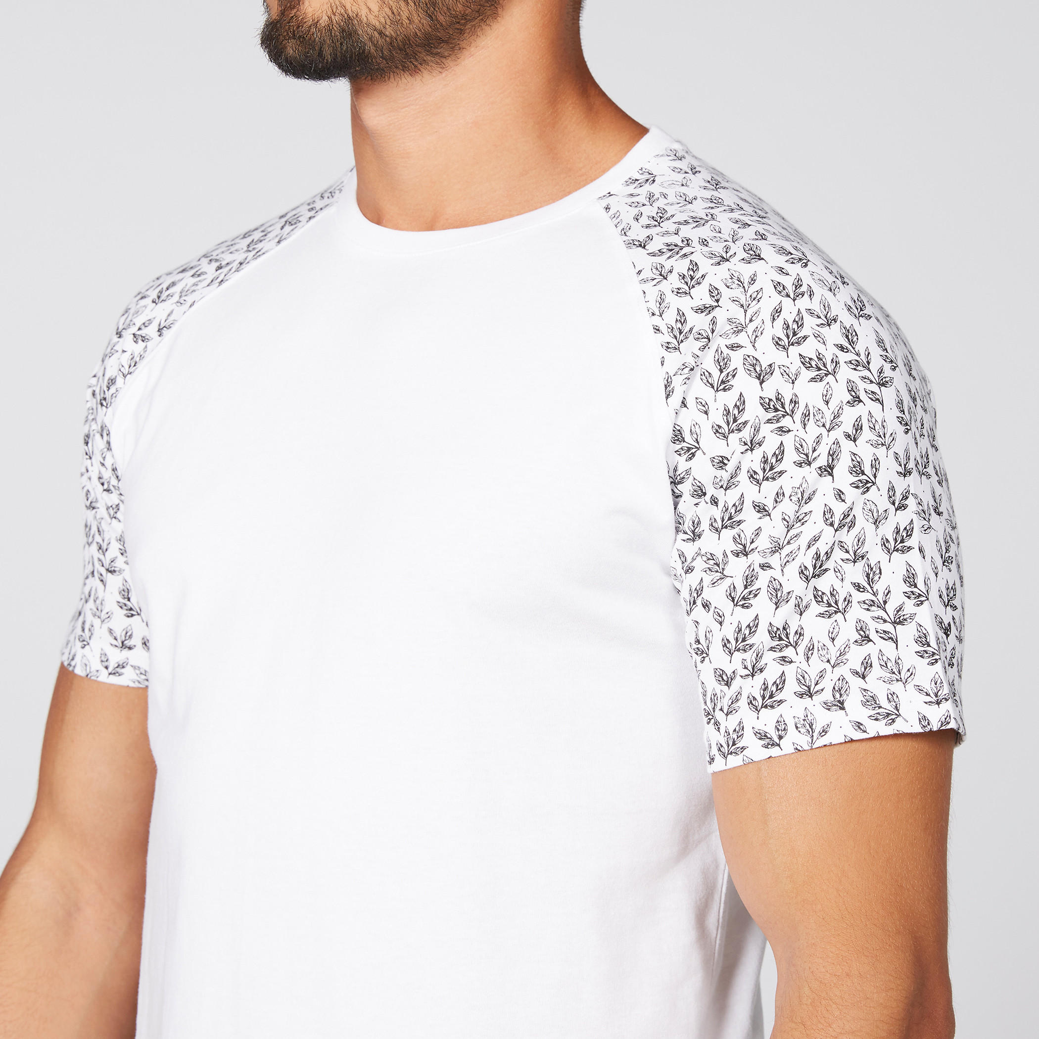تيشيرت بياقة مستديرة وأكمام مغايرة وطبعات-men-clothing-tshirtsandpolos-tshirts-image-2