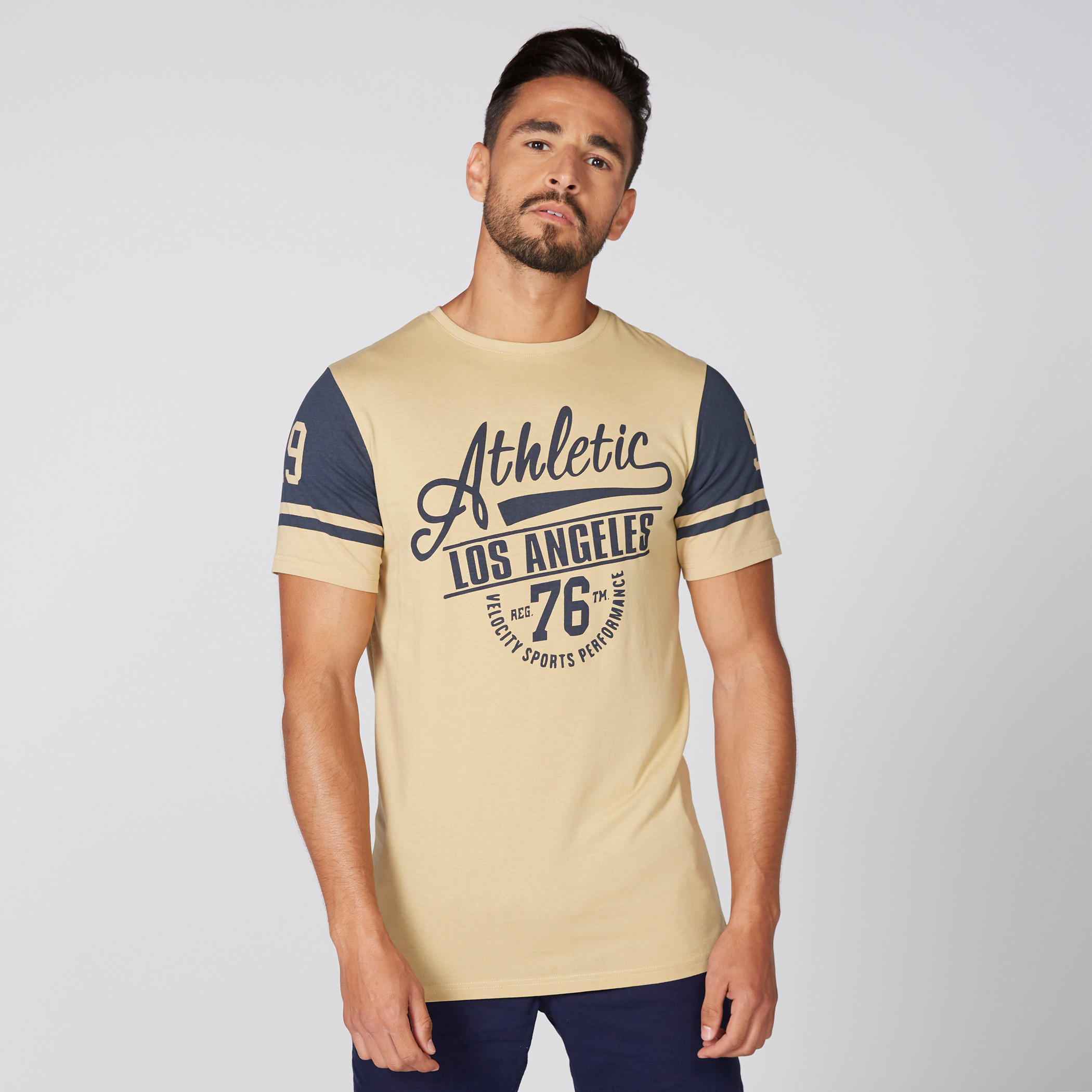 تيشيرت بياقة مستديرة وأكمام قصيرة مع طبعات-men-clothing-tshirtsandpolos-tshirts-image-1