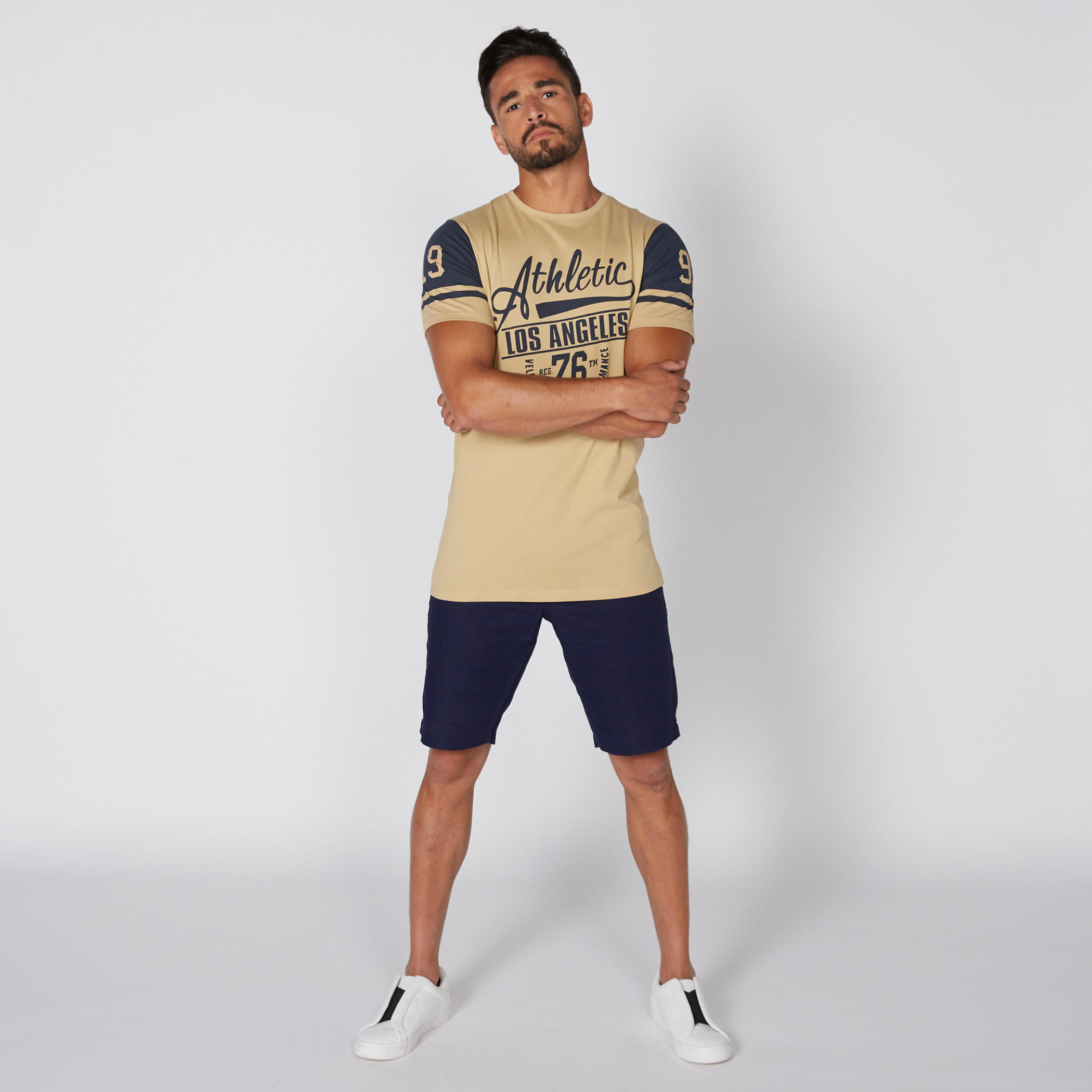 تيشيرت بياقة مستديرة وأكمام قصيرة مع طبعات-men-clothing-tshirtsandpolos-tshirts-image-2