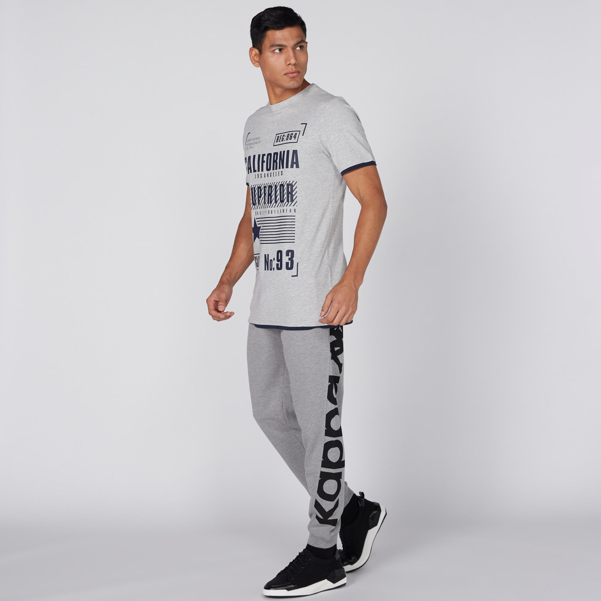 تيشيرت بياقة ضيّقة وأكمام قصيرة وطبعات-men-clothing-tshirtsandpolos-tshirts-image-2