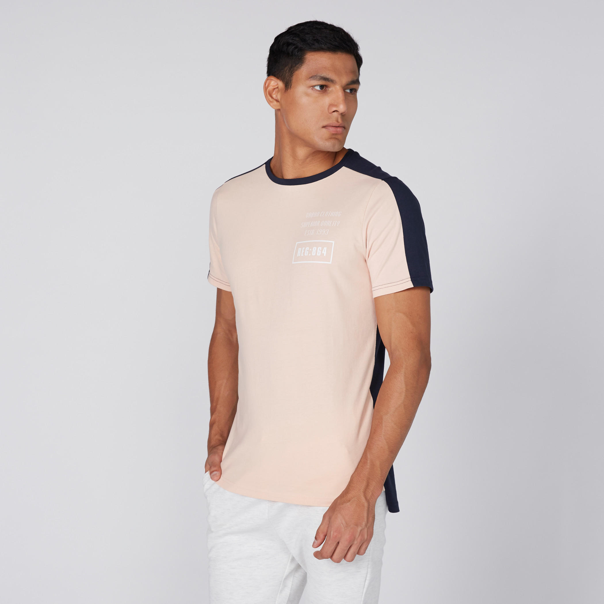 تيشيرت بياقة ضيّقة وأكمام قصيرة وطبعات-men-clothing-tshirtsandpolos-tshirts-image-1