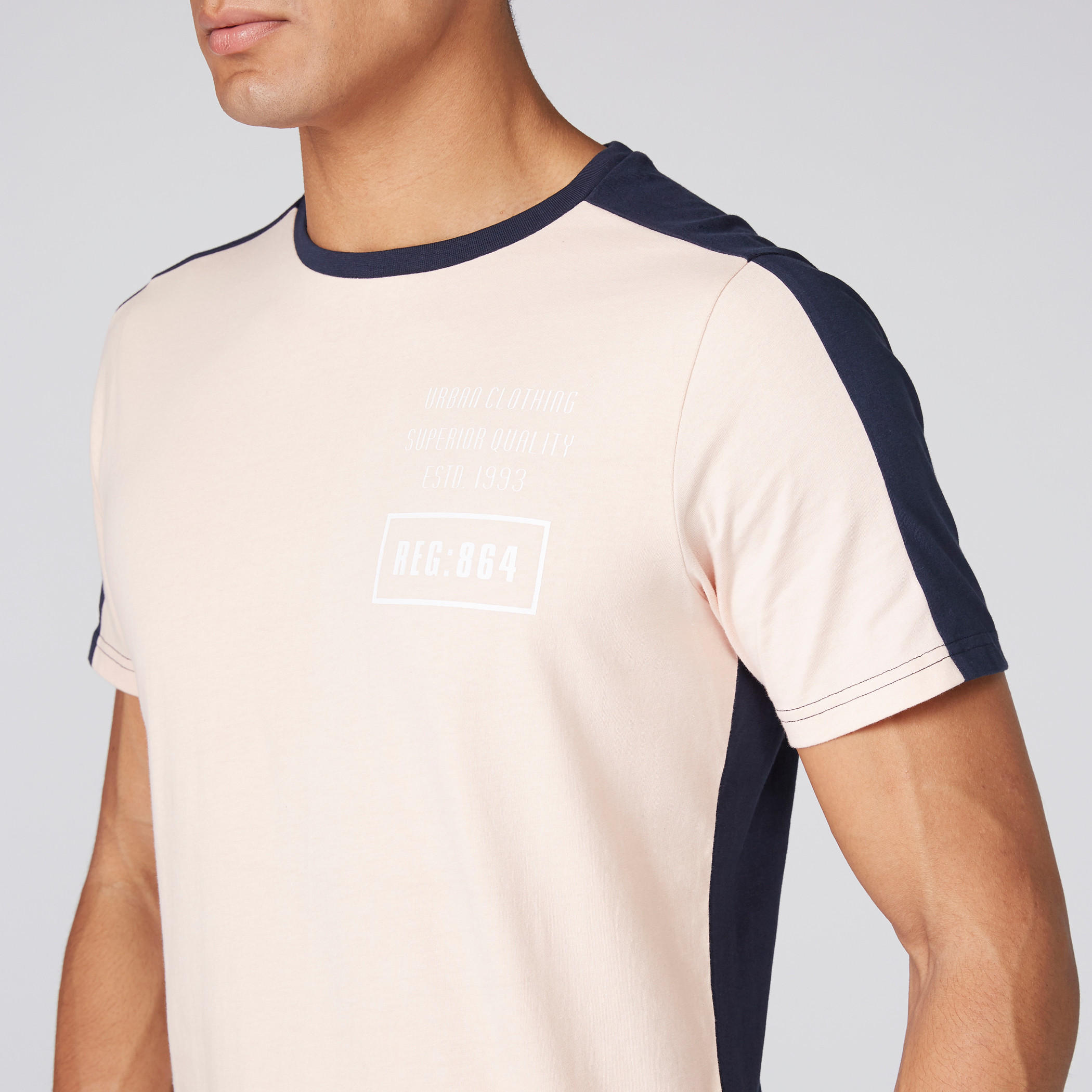 تيشيرت بياقة ضيّقة وأكمام قصيرة وطبعات-men-clothing-tshirtsandpolos-tshirts-image-2