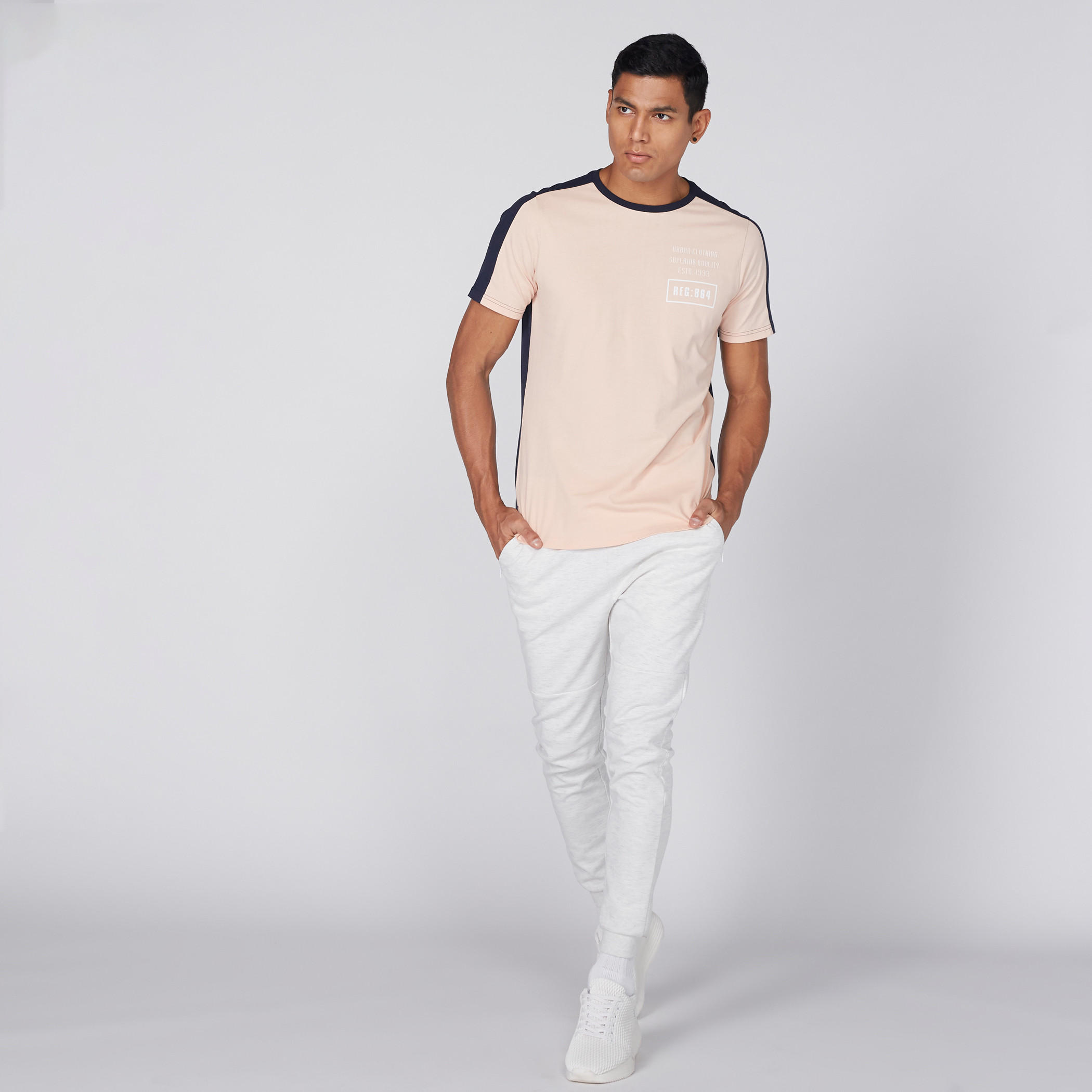 تيشيرت بياقة ضيّقة وأكمام قصيرة وطبعات-men-clothing-tshirtsandpolos-tshirts-image-4