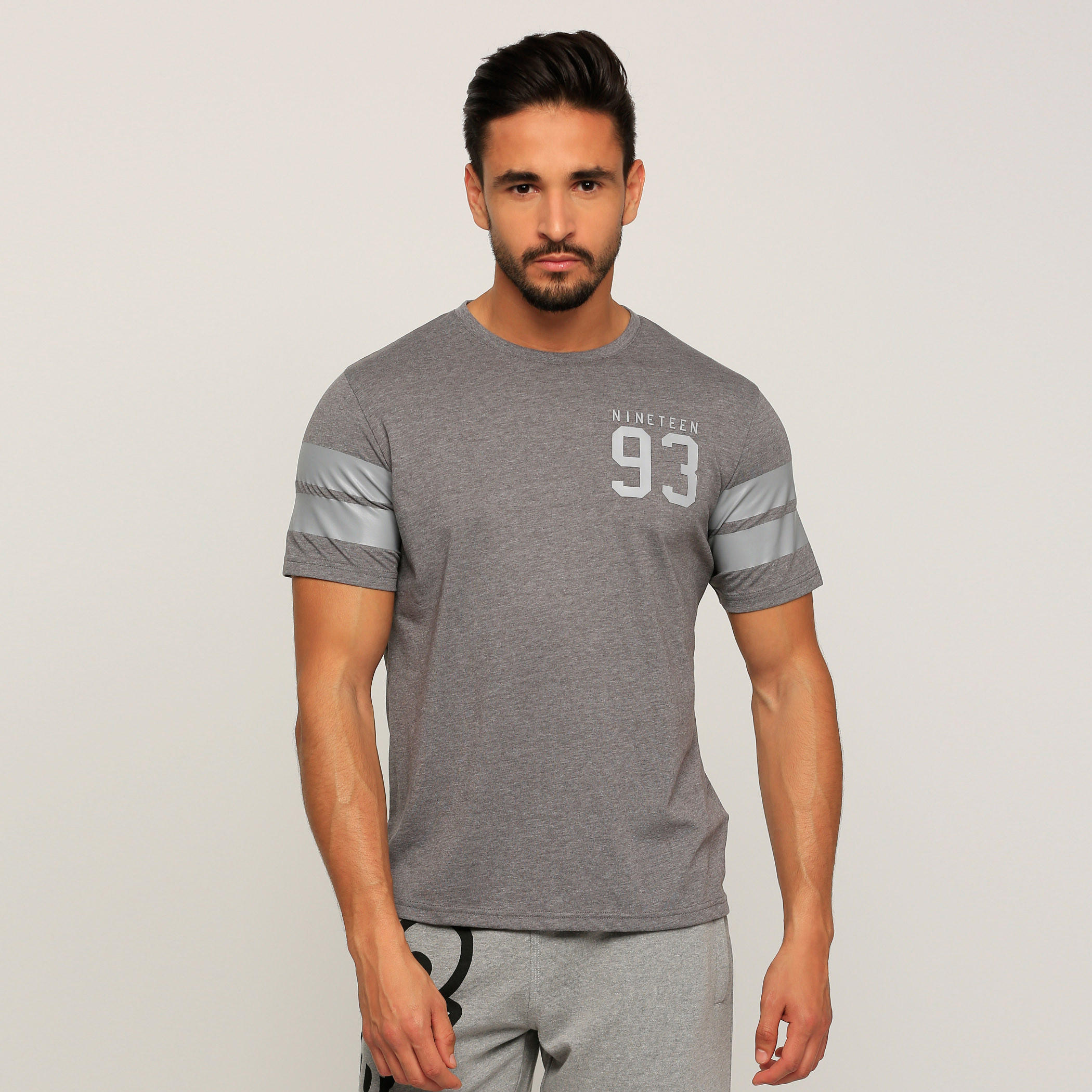 تيشيرت بياقة مستديرة وأكمام قصيرة مع طبعات-men-clothing-tshirtsandpolos-tshirts-image-1
