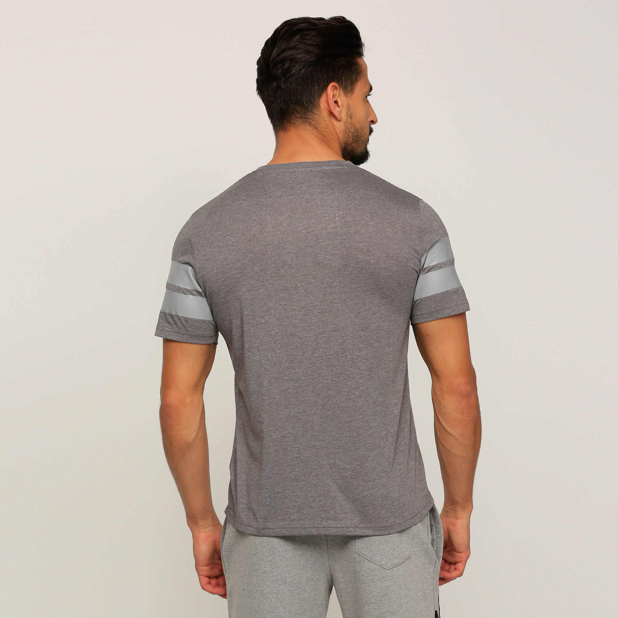تيشيرت بياقة مستديرة وأكمام قصيرة مع طبعات-men-clothing-tshirtsandpolos-tshirts-image-2