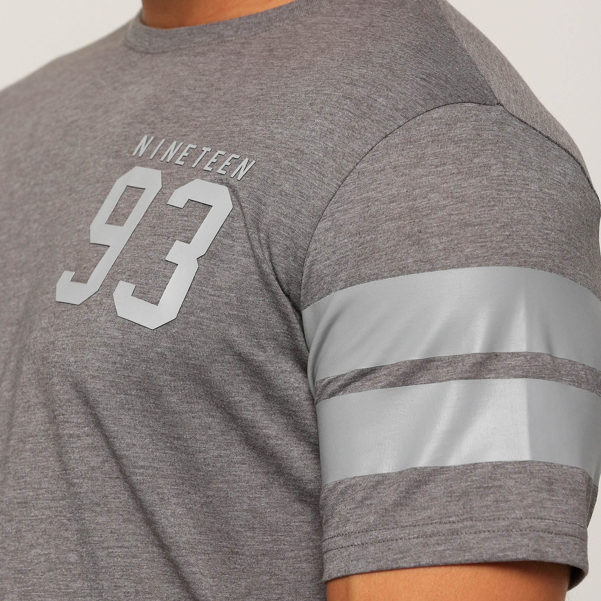 تيشيرت بياقة مستديرة وأكمام قصيرة مع طبعات-men-clothing-tshirtsandpolos-tshirts-image-4