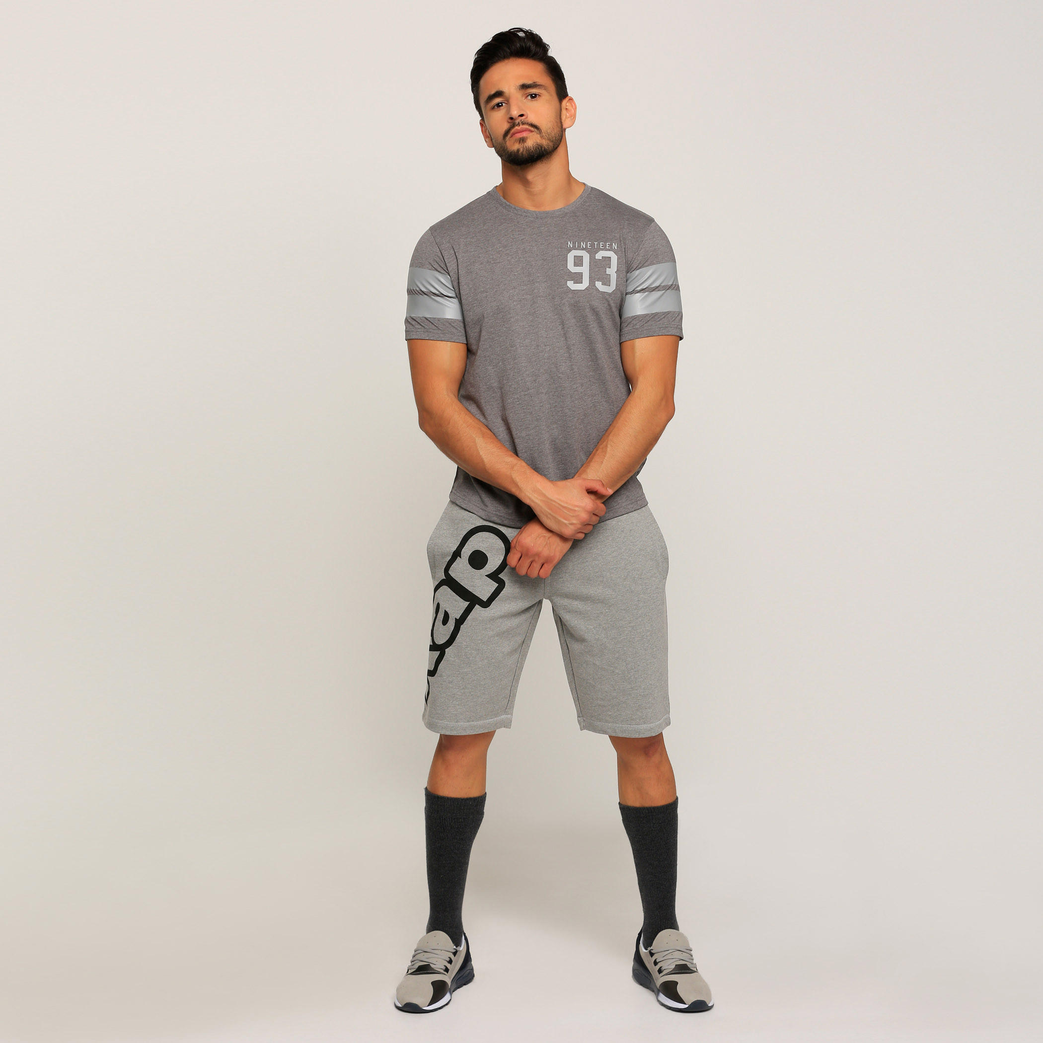 تيشيرت بياقة مستديرة وأكمام قصيرة مع طبعات-men-clothing-tshirtsandpolos-tshirts-image-5