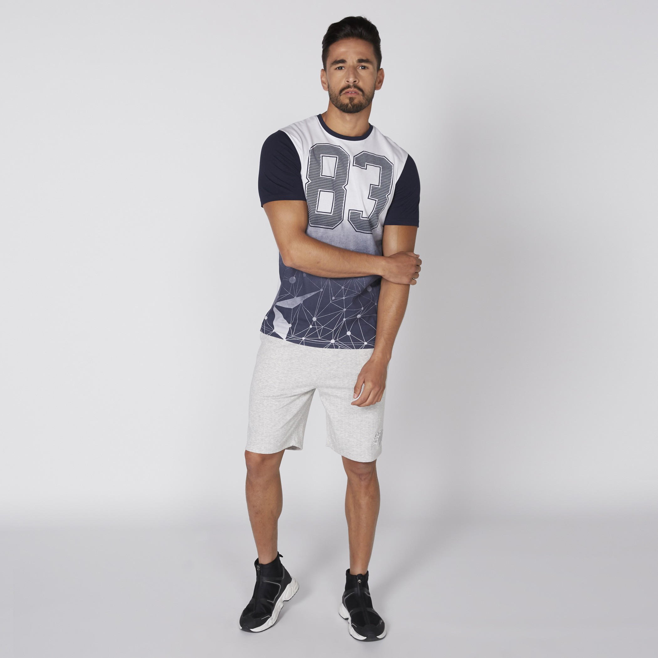 تيشيرت بياقة مستديرة وأكمام قصيرة مع طبعات-men-clothing-tshirtsandpolos-tshirts-image-1