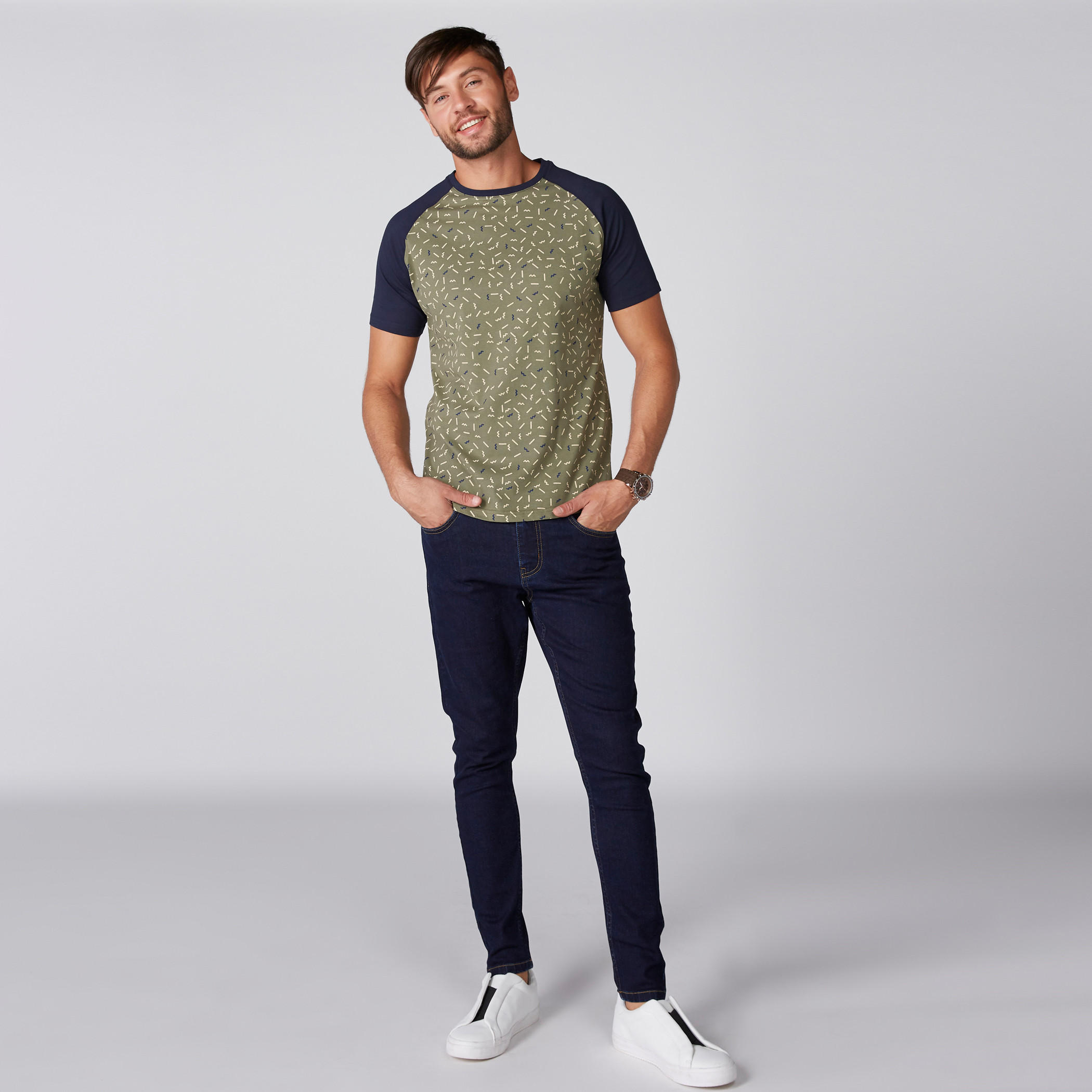 تيشيرت بياقة مستديرة وأكمام مغايرة وطبعات-men-clothing-tshirtsandpolos-tshirts-image-1