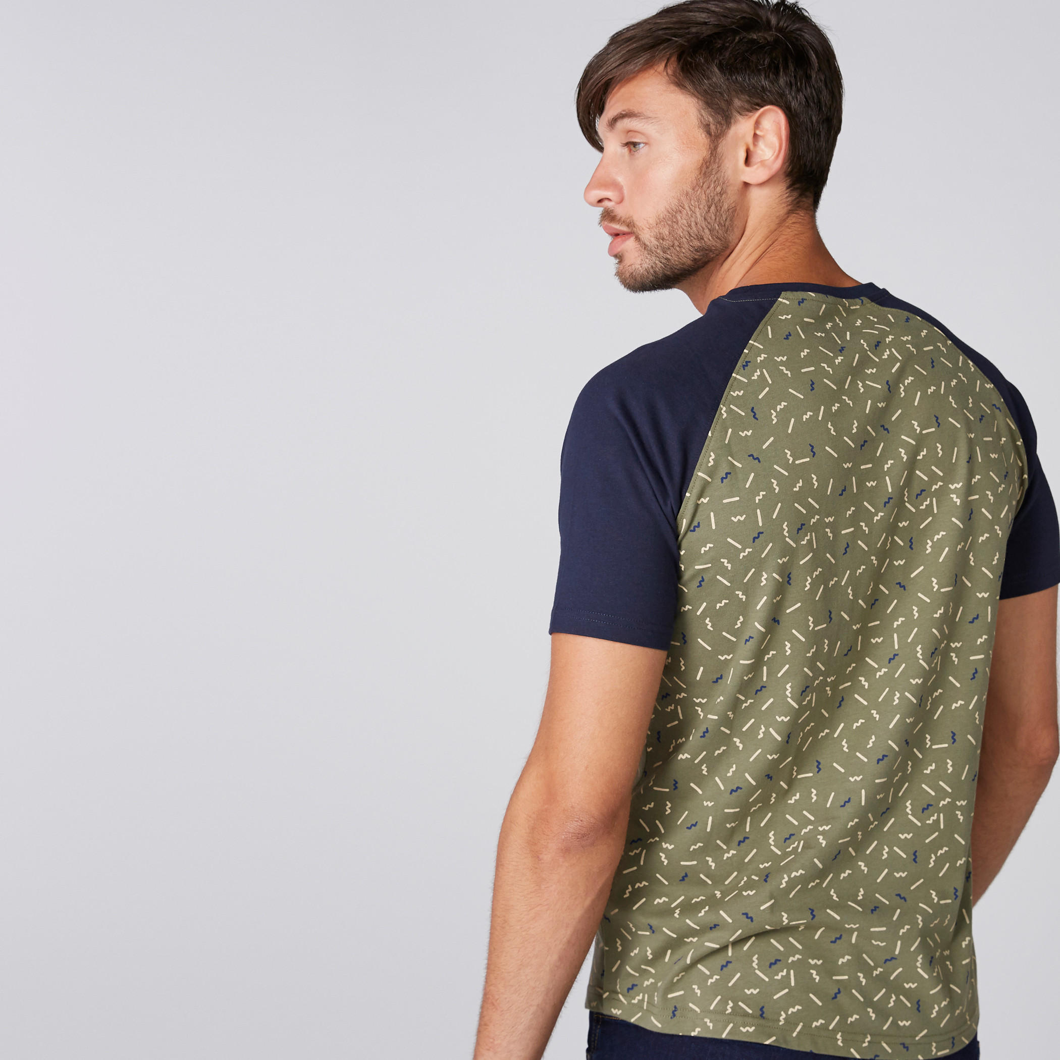 تيشيرت بياقة مستديرة وأكمام مغايرة وطبعات-men-clothing-tshirtsandpolos-tshirts-image-2